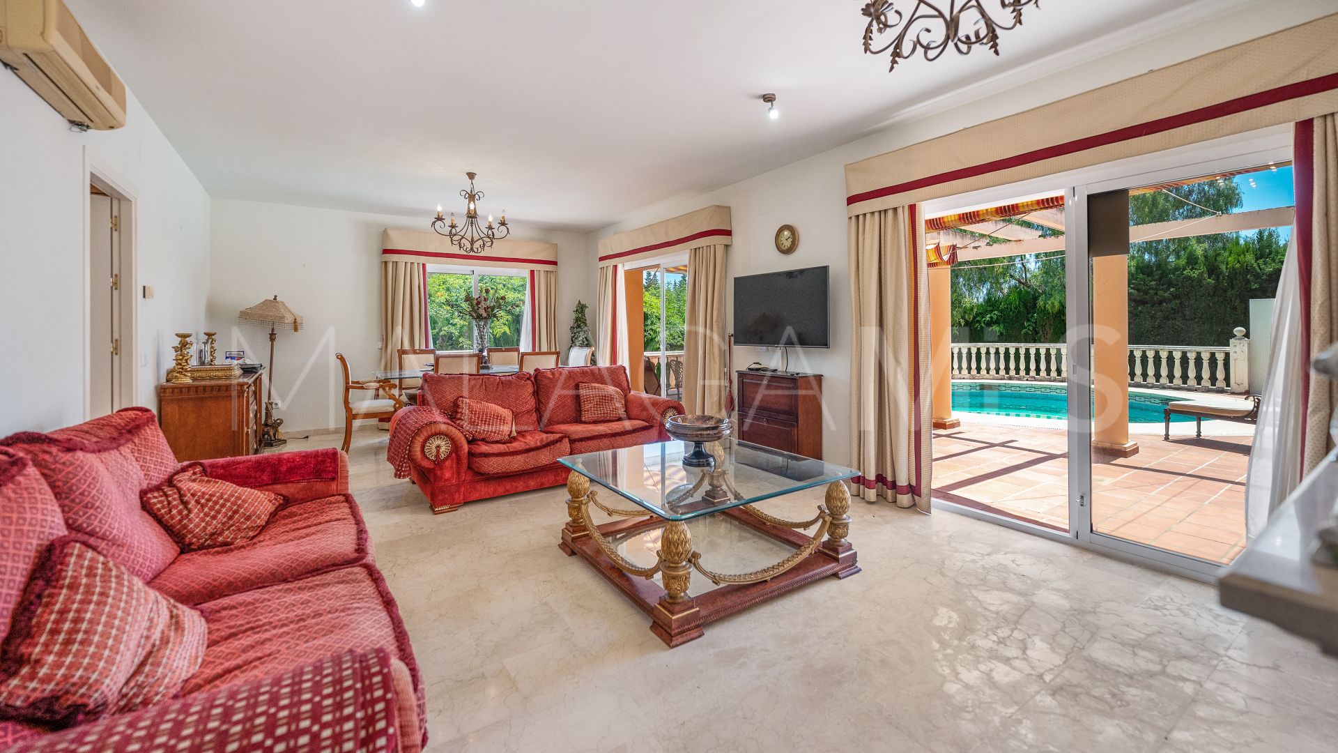 Villa for sale in Elviria