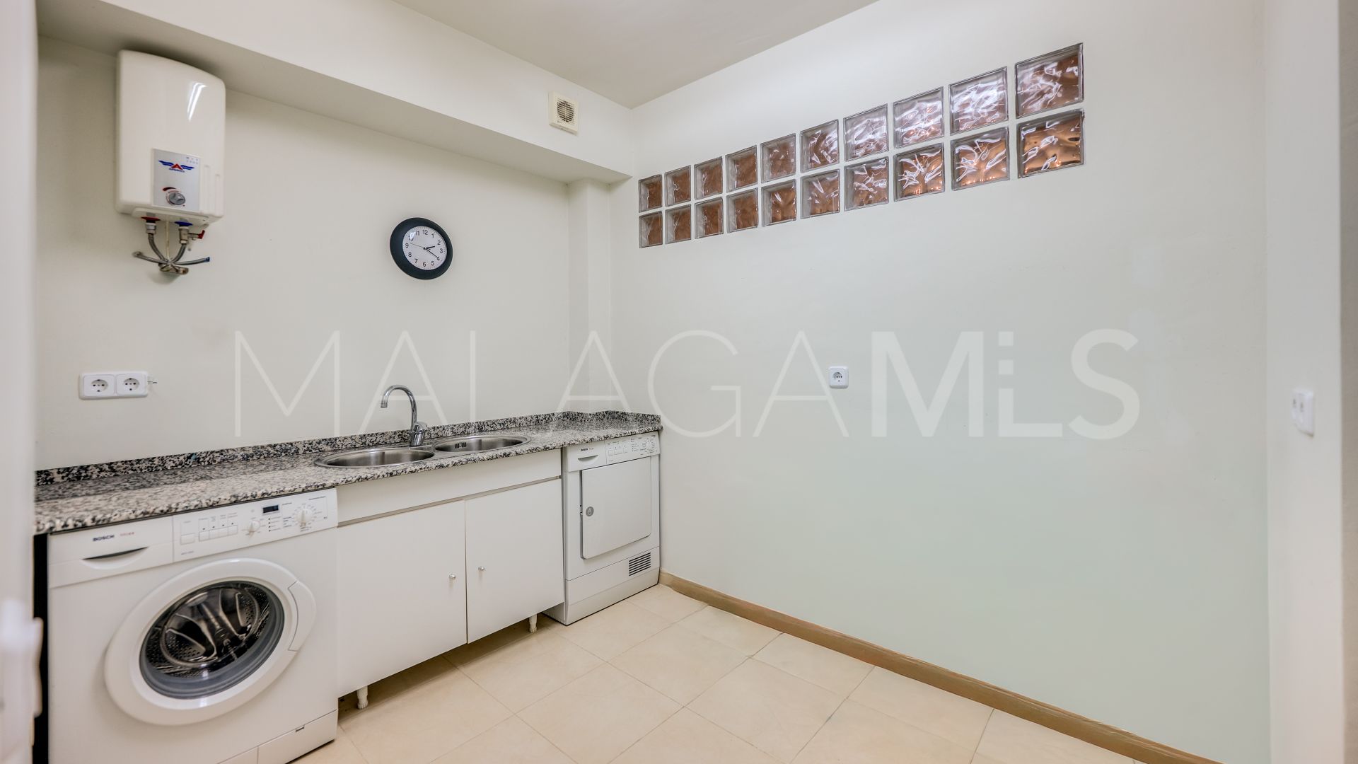 Villa for sale in Elviria