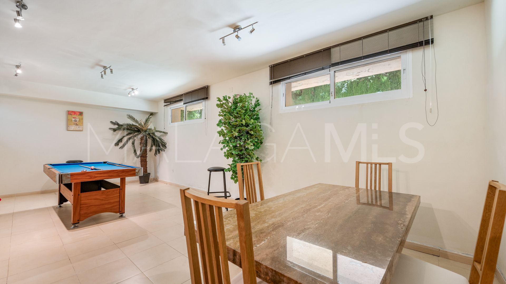 Villa for sale in Elviria