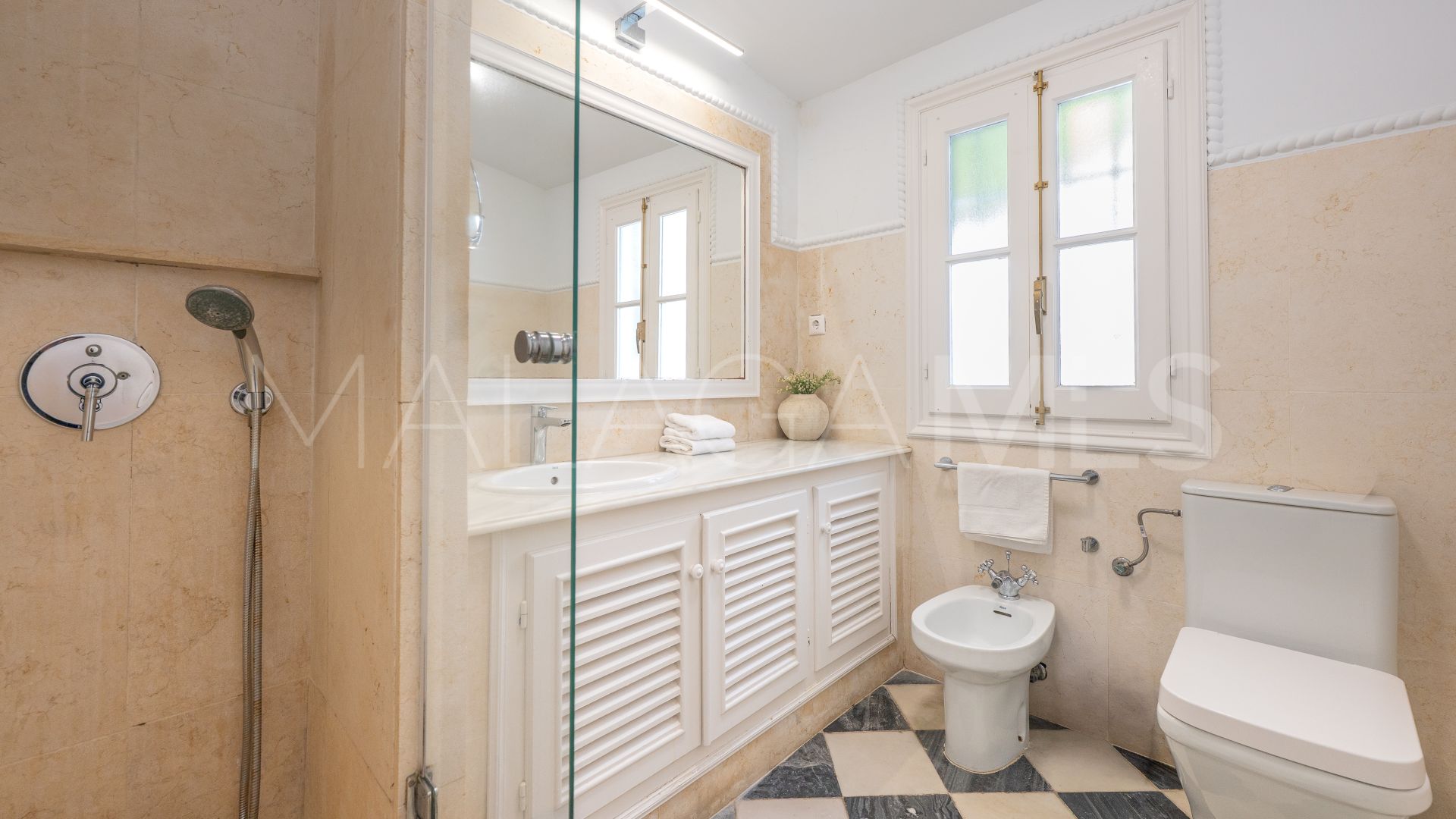 Villa for sale in Nueva Andalucia