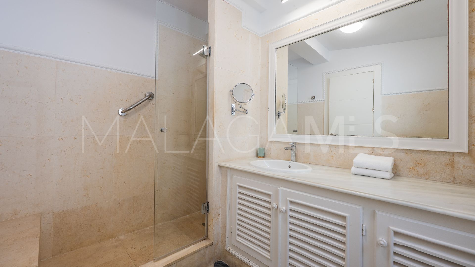 Villa for sale in Nueva Andalucia