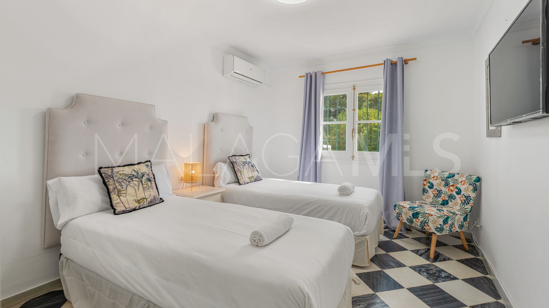 Villa for sale in Nueva Andalucia