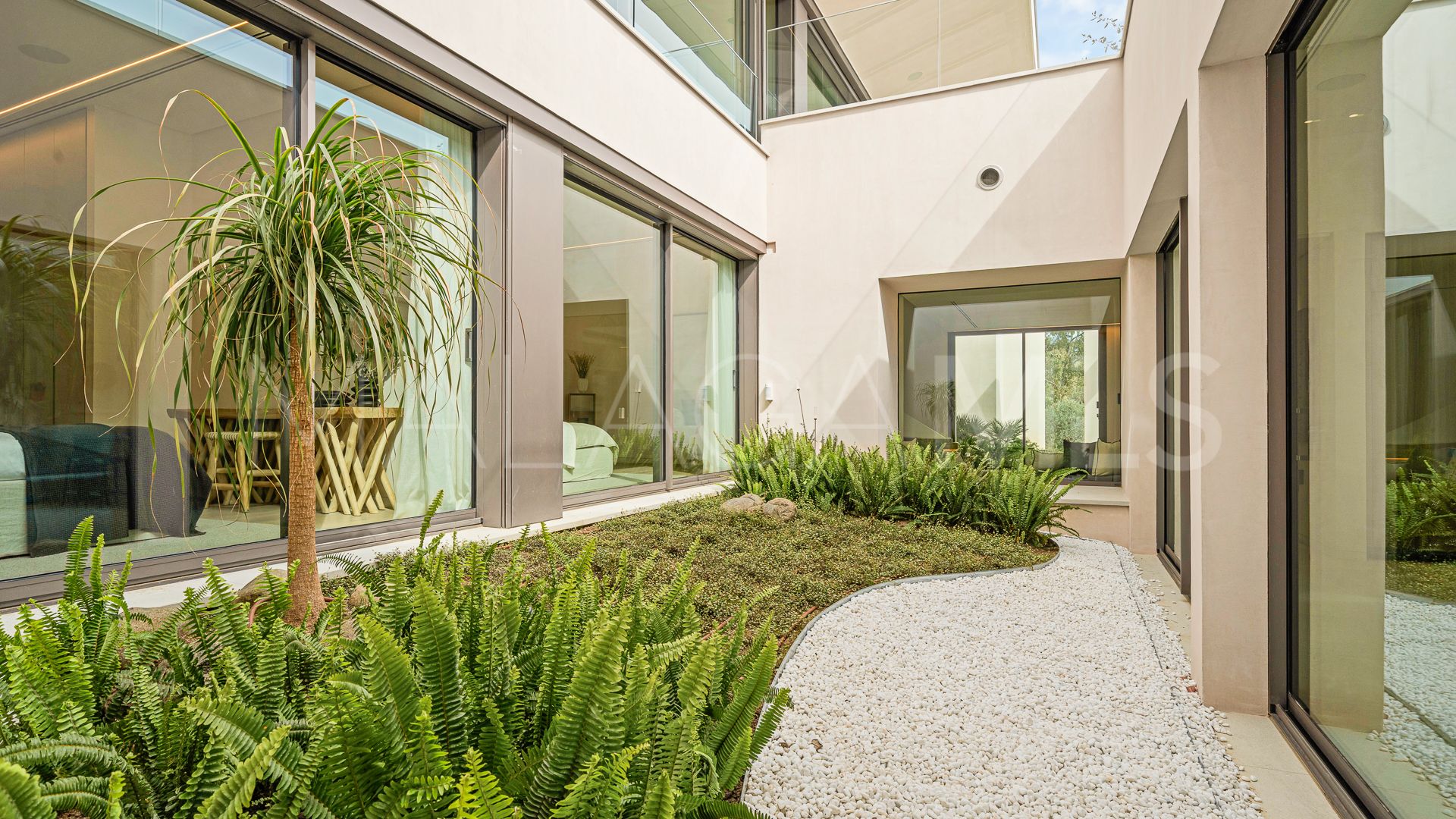 Villa for sale in Cascada de Camojan