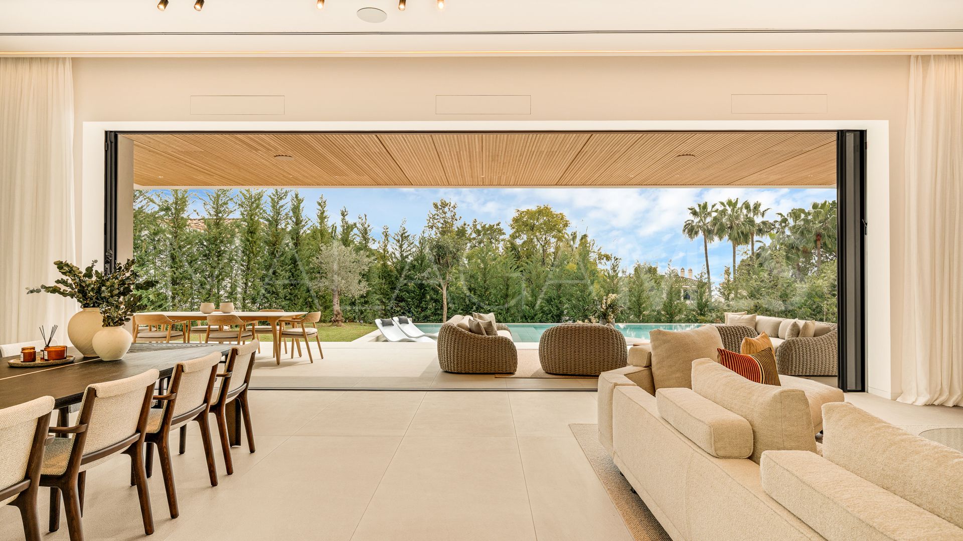 Villa for sale in Cascada de Camojan