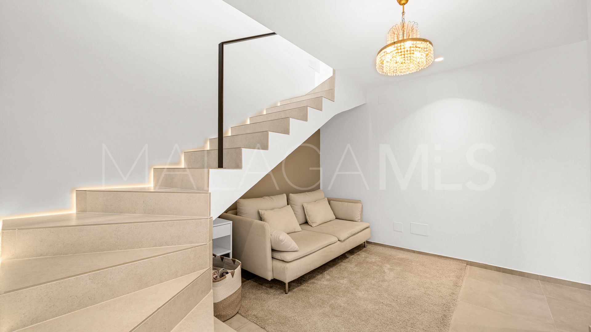 Villa for sale in Nueva Andalucia