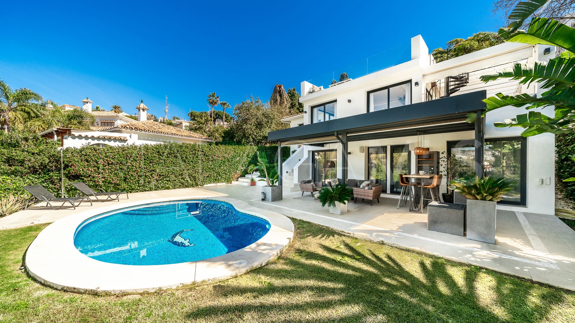 Villa for sale in Nueva Andalucia