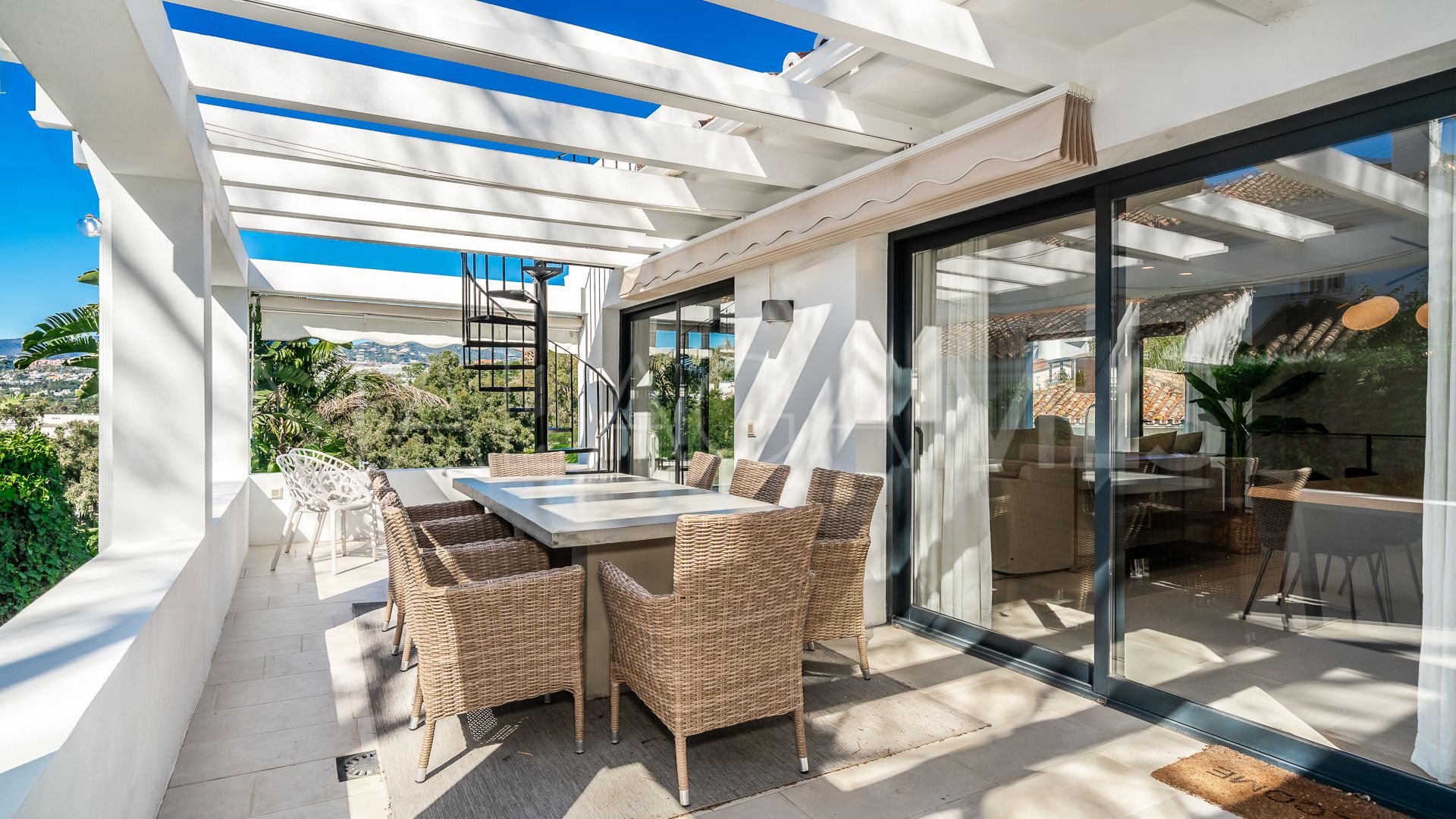 Villa for sale in Nueva Andalucia