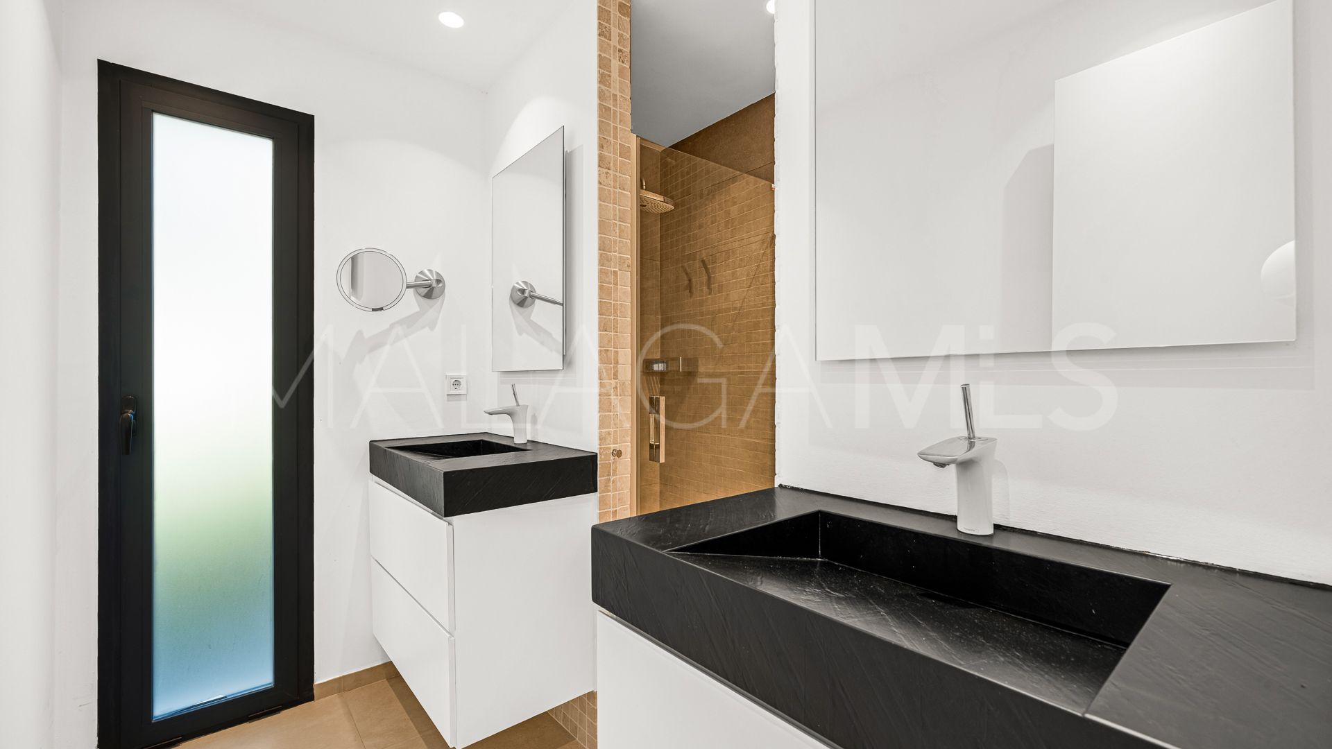 Villa for sale in Nueva Andalucia