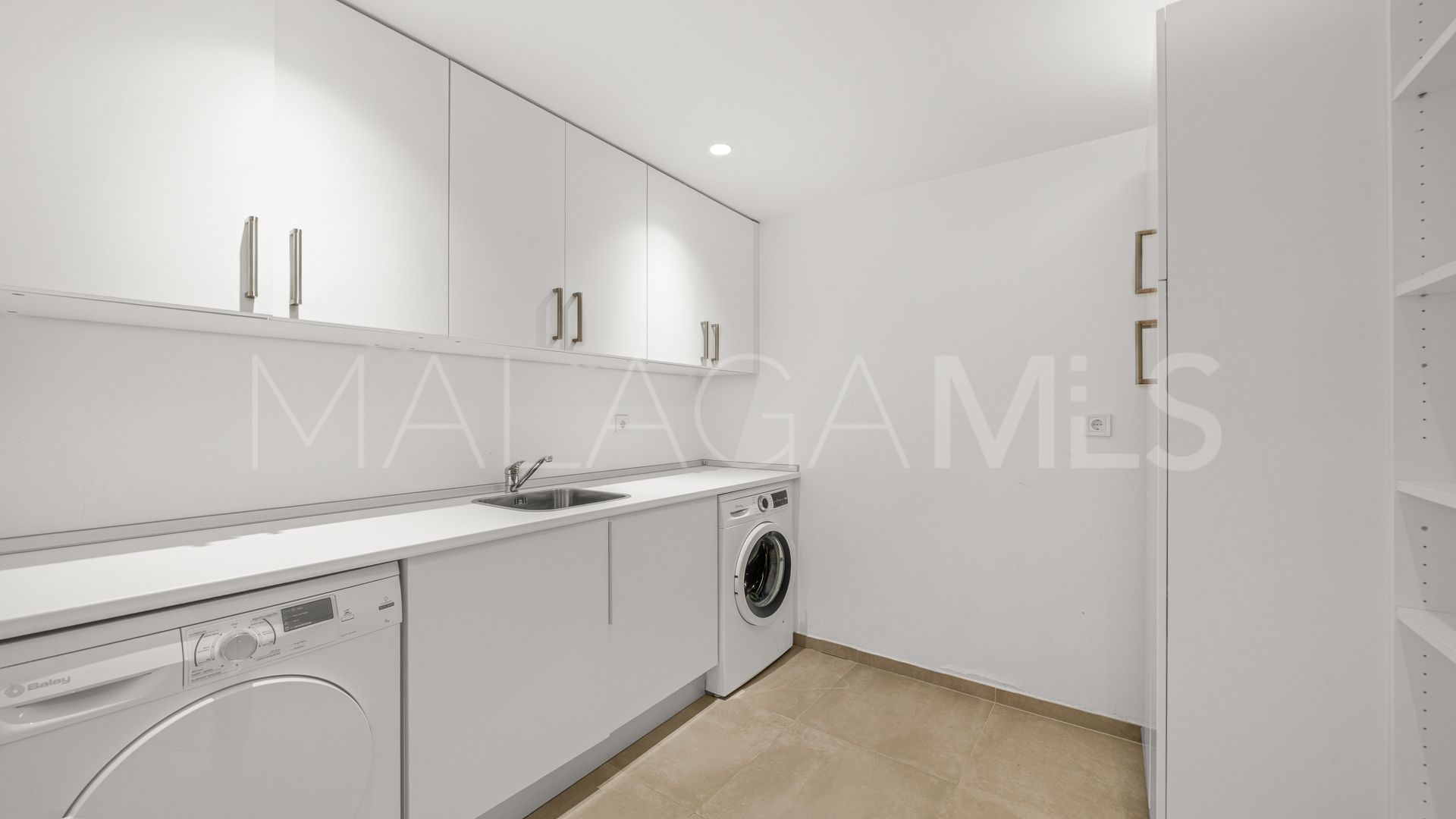 Villa for sale in Nueva Andalucia