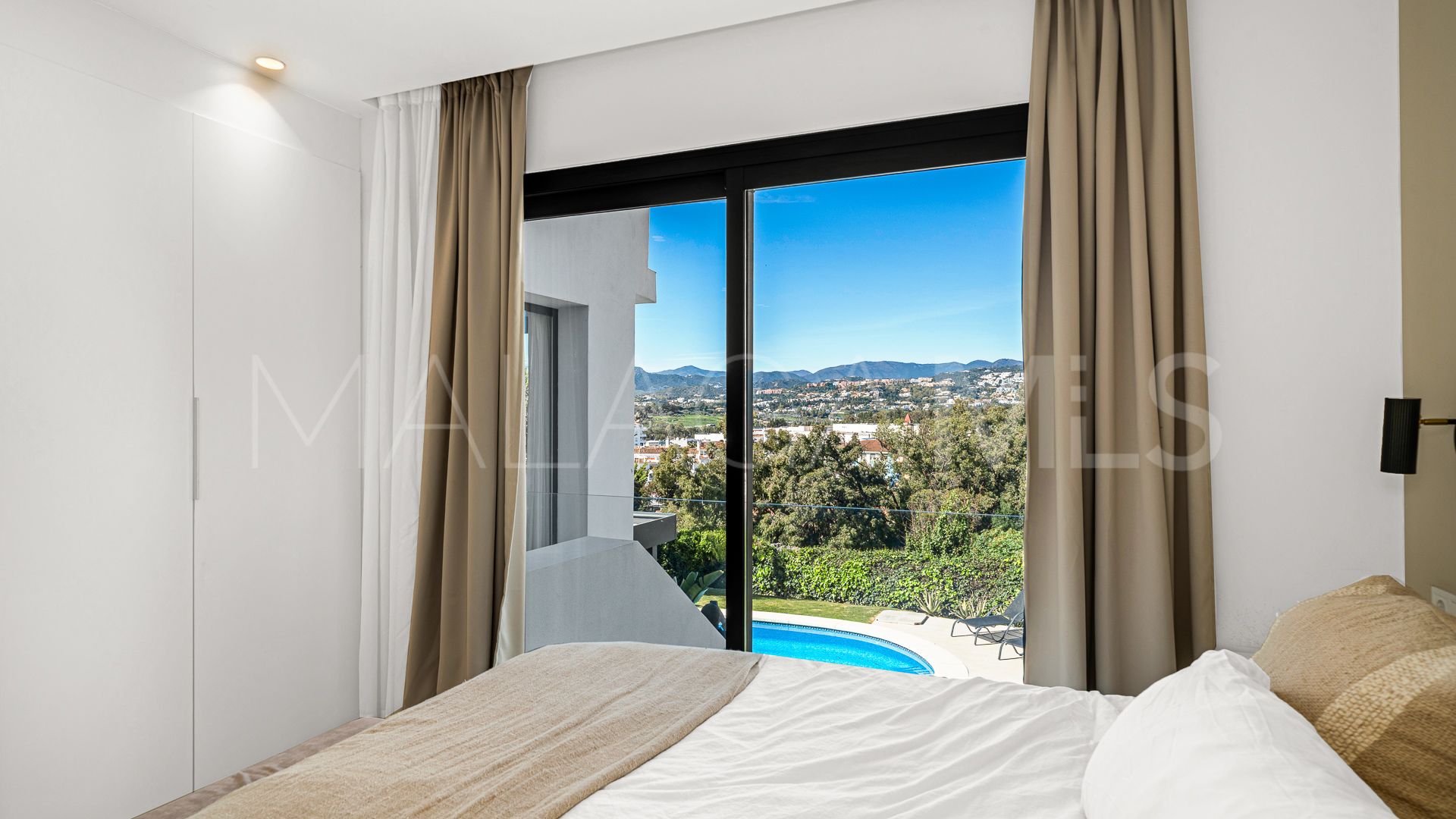 Villa for sale in Nueva Andalucia