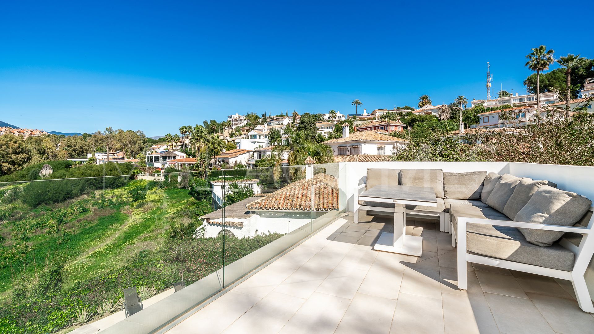 Villa for sale in Nueva Andalucia