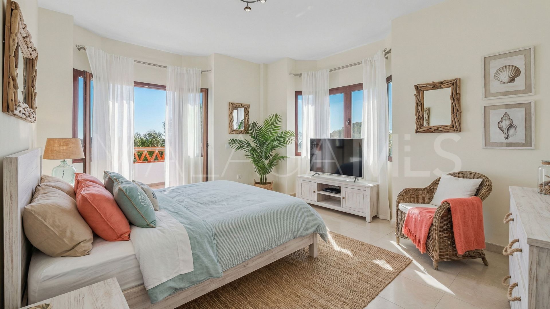 For sale villa with 5 bedrooms in Hacienda las Chapas