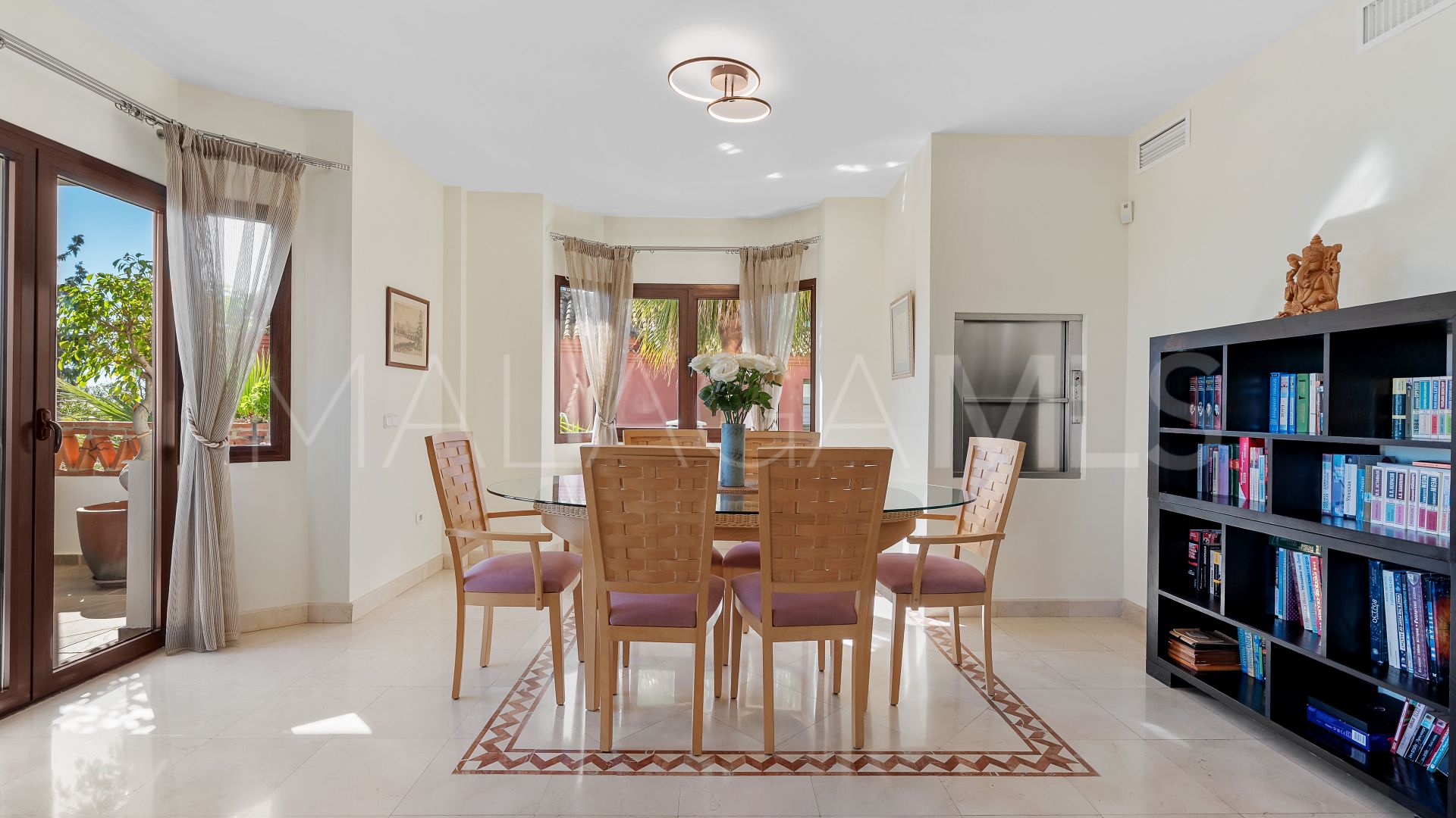 For sale villa with 5 bedrooms in Hacienda las Chapas