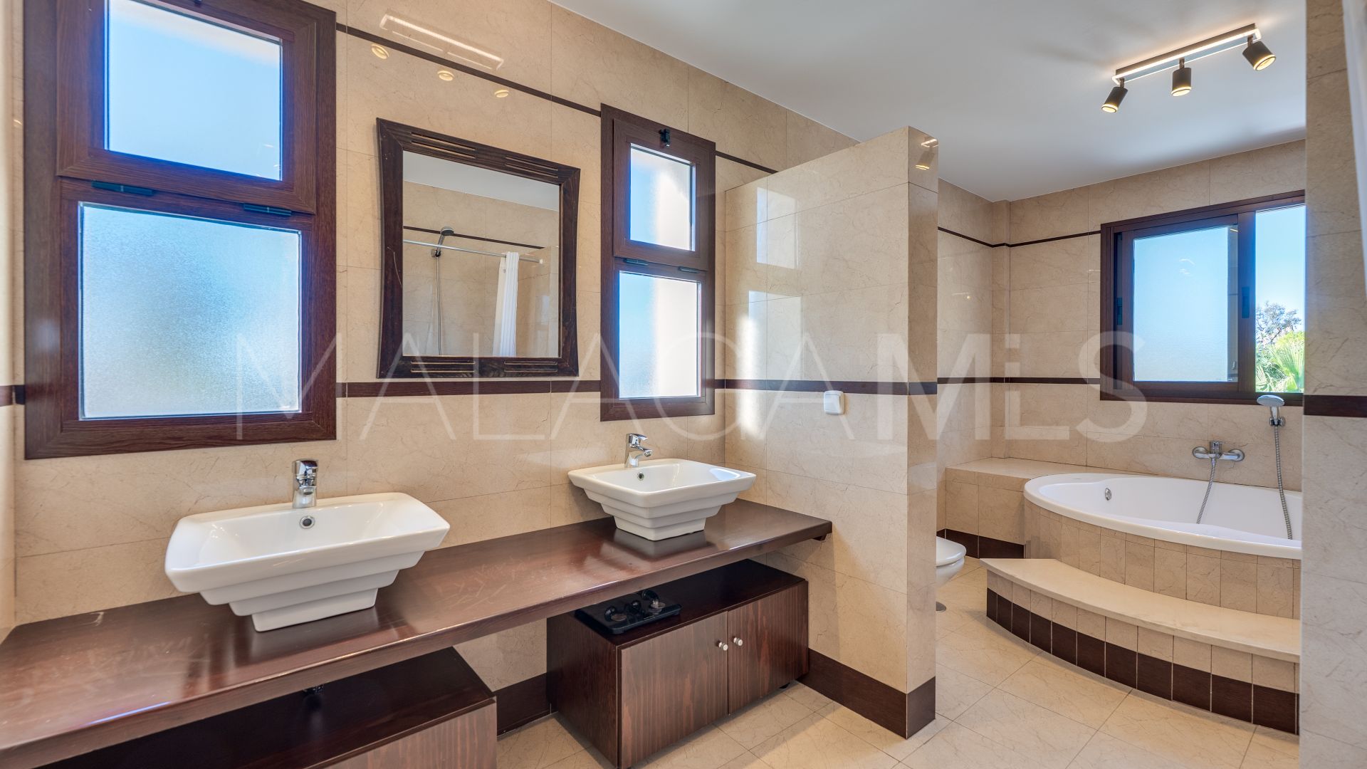 For sale villa with 5 bedrooms in Hacienda las Chapas