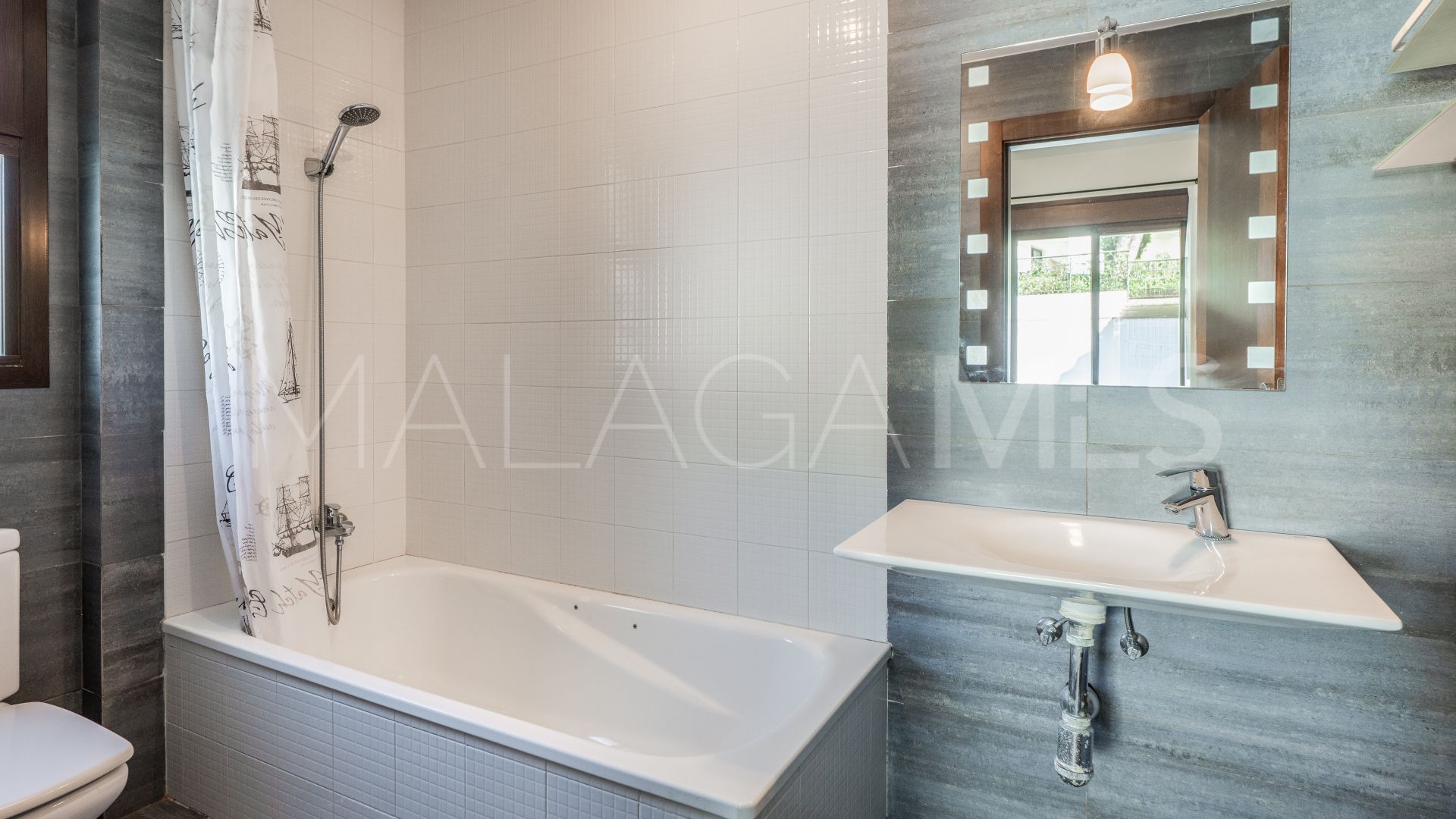 For sale villa with 5 bedrooms in Hacienda las Chapas