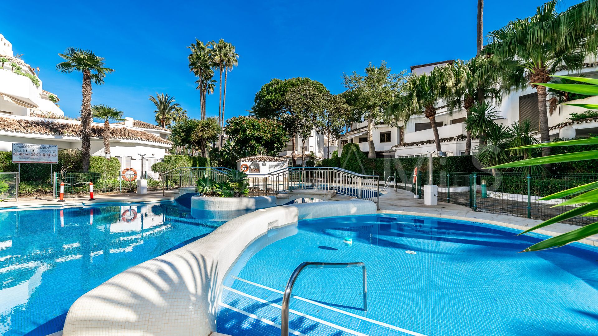 For sale 3 bedrooms apartment in Elviria