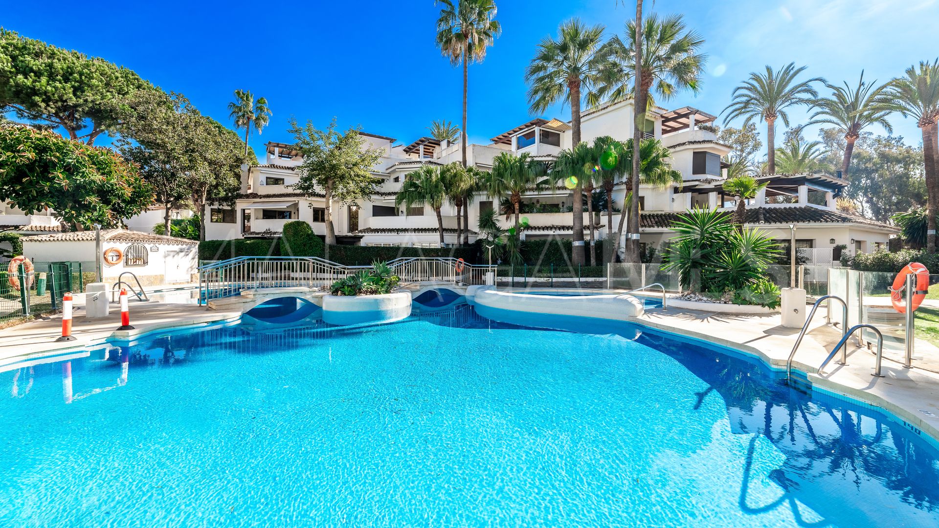 For sale 3 bedrooms apartment in Elviria