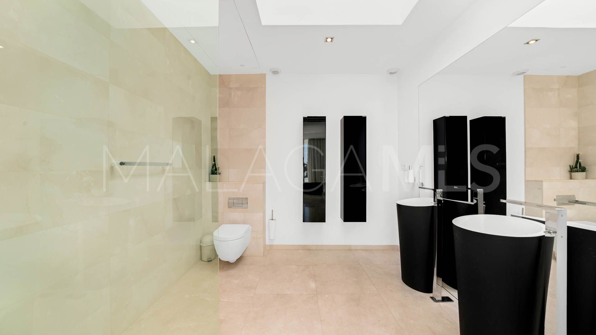 Villa for sale in Nueva Andalucia