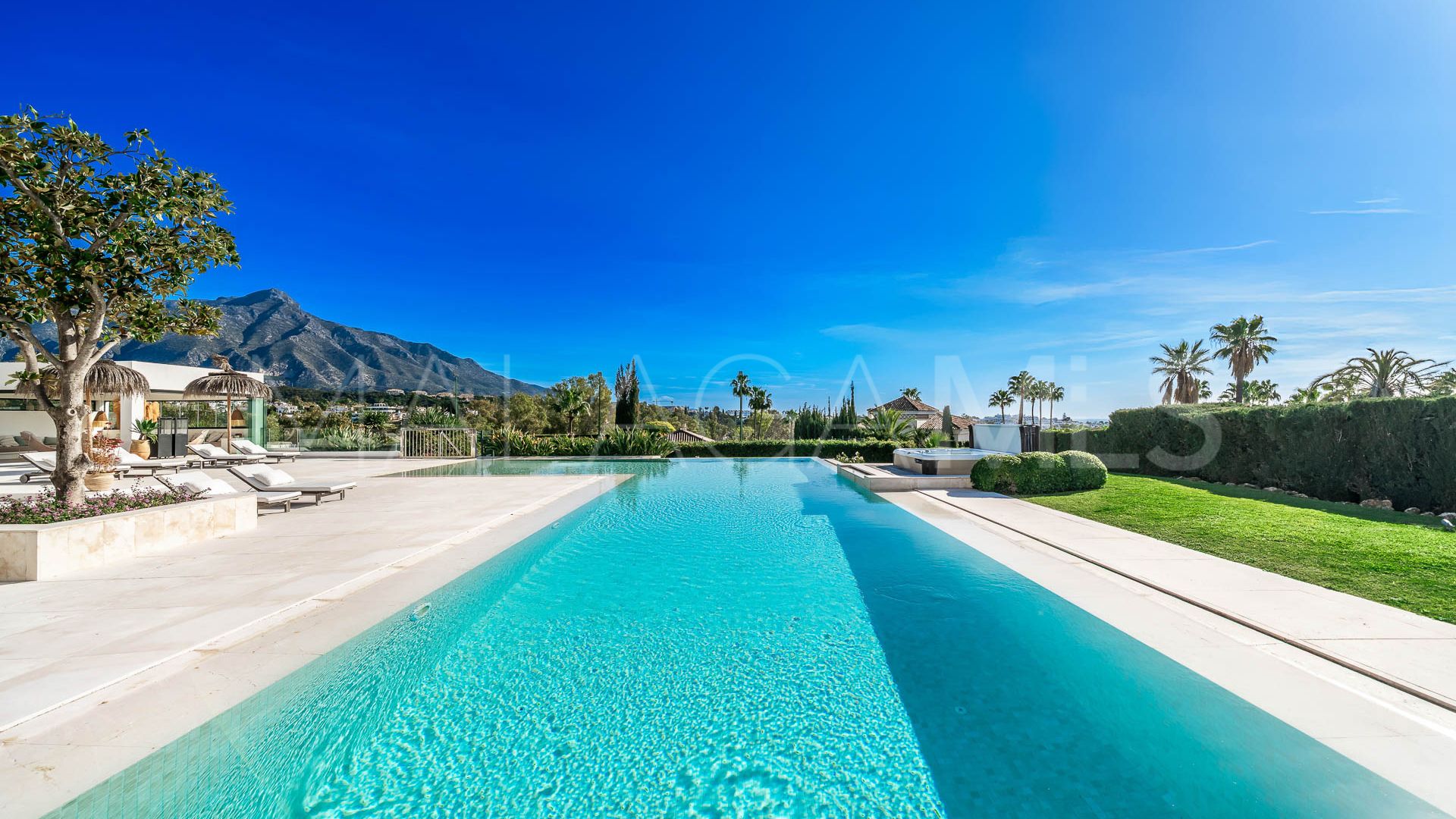 Villa for sale in Nueva Andalucia