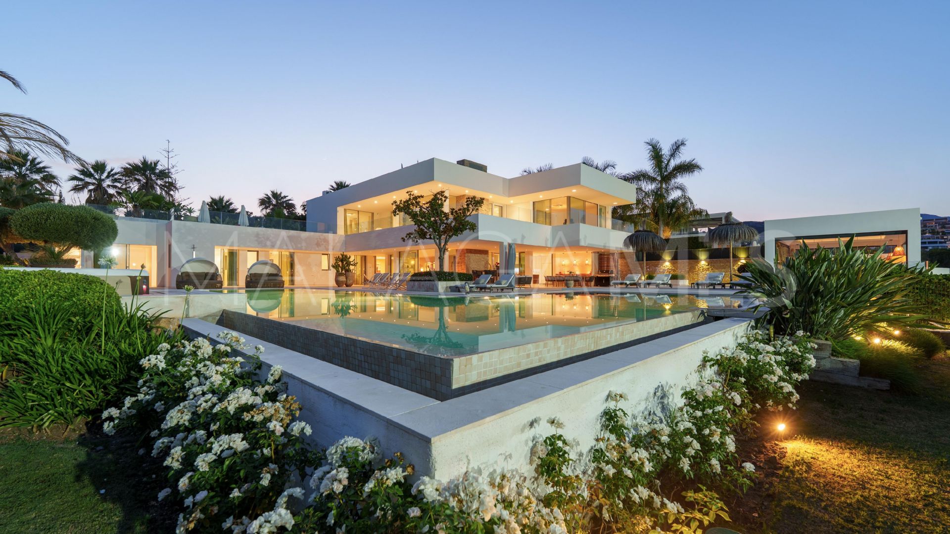 Villa for sale in Nueva Andalucia