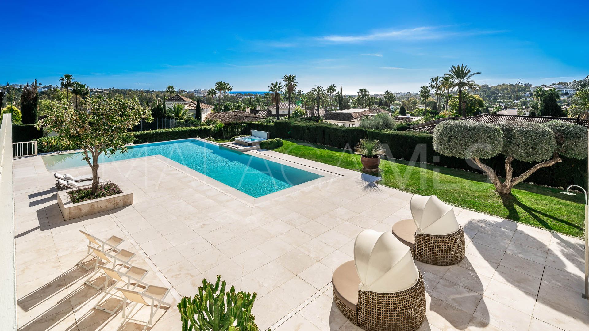 Villa for sale in Nueva Andalucia