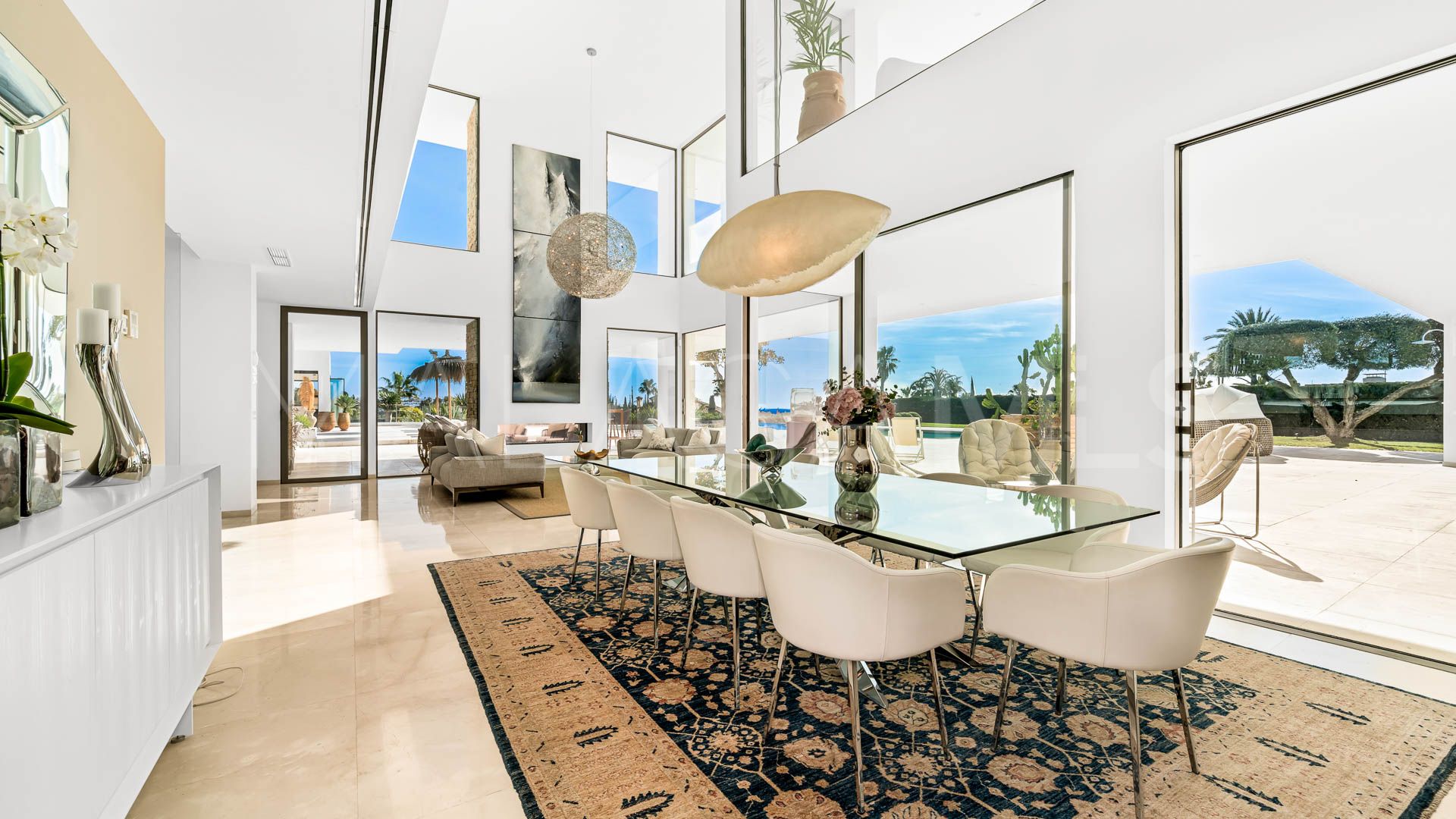 Villa for sale in Nueva Andalucia