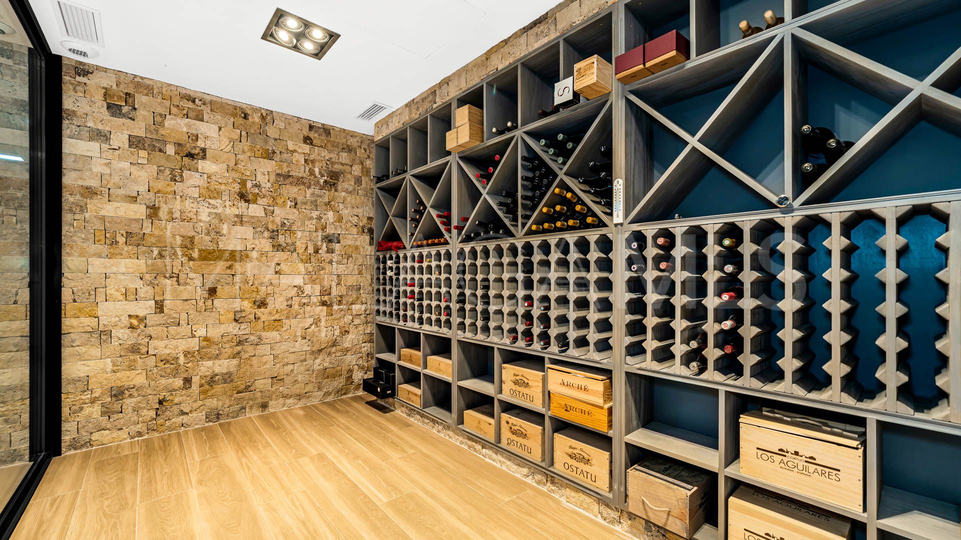 Villa for sale in Nueva Andalucia