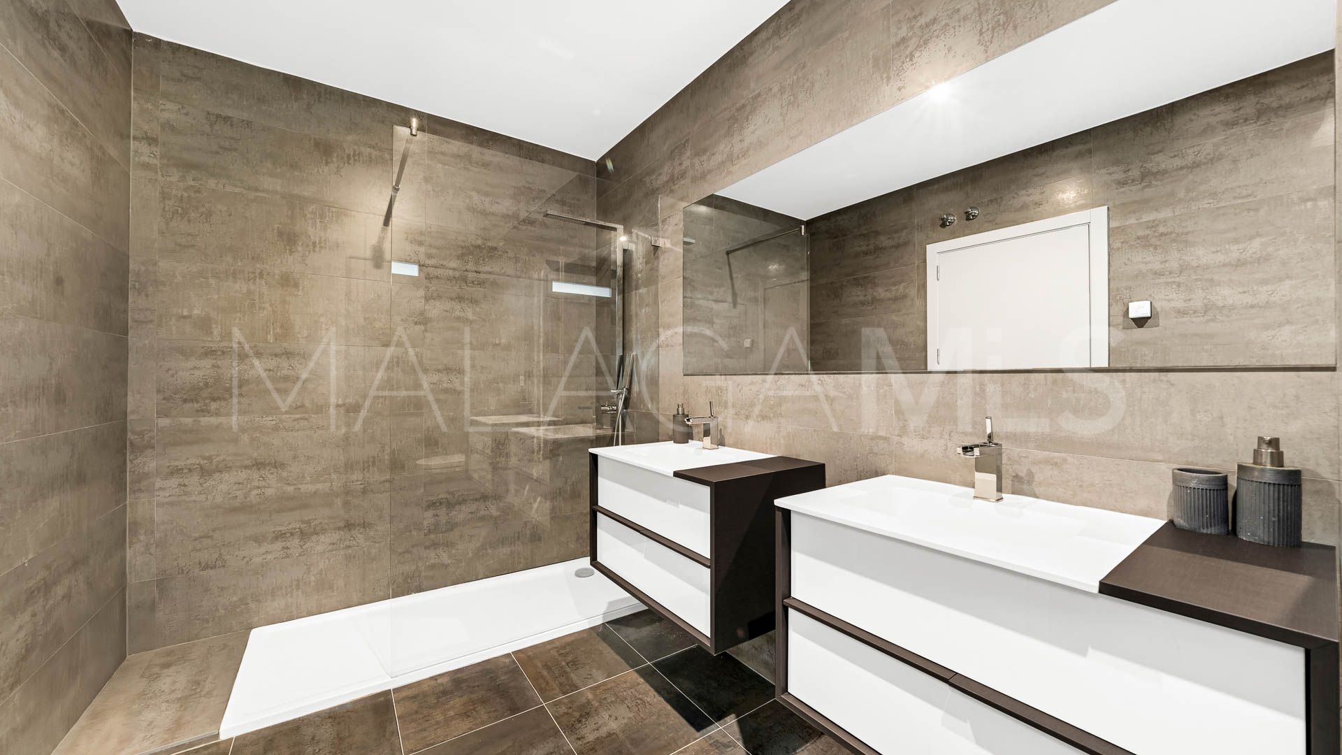 Villa for sale in Nueva Andalucia