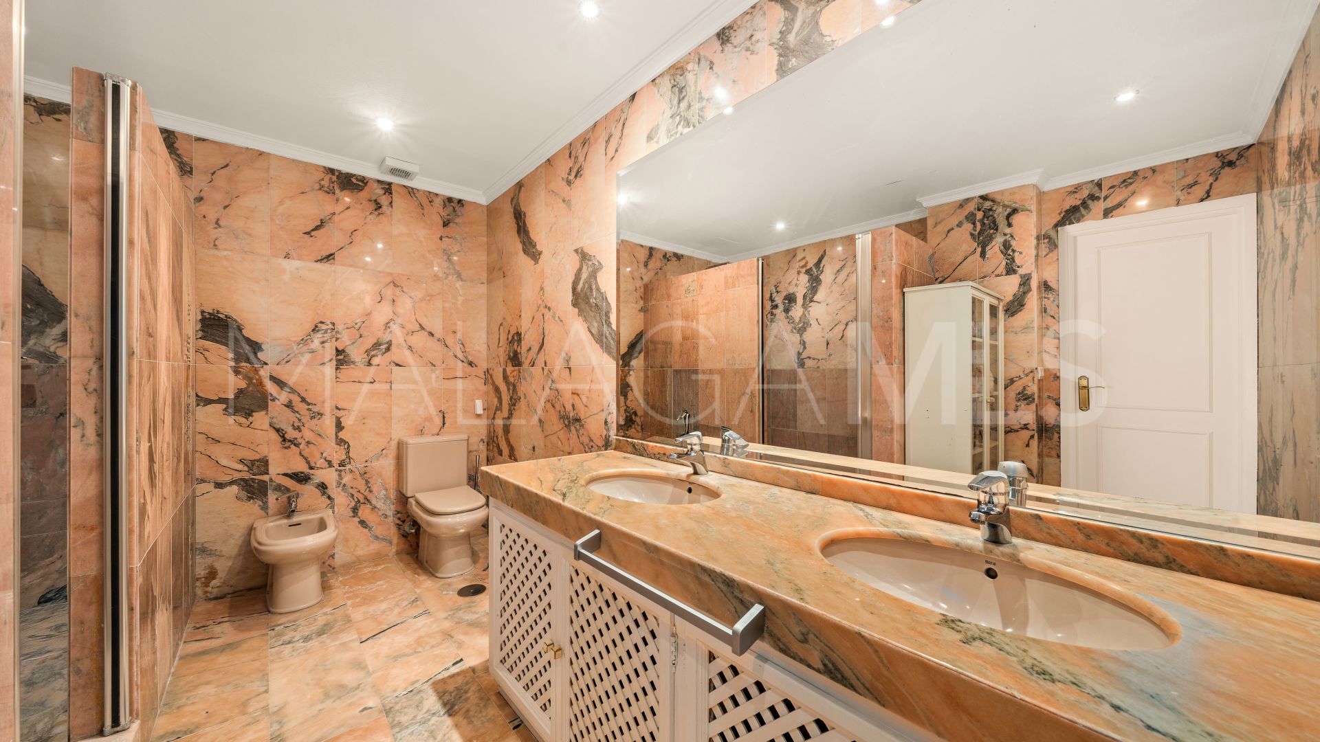 Markplanslägenhet for sale in Nueva Andalucia