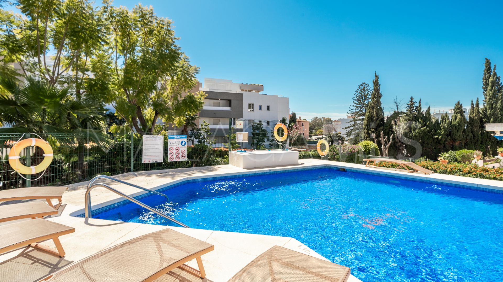 Markplanslägenhet for sale in Nueva Andalucia