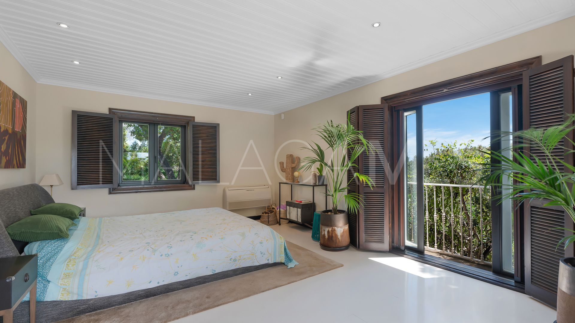 Villa for sale in Elviria