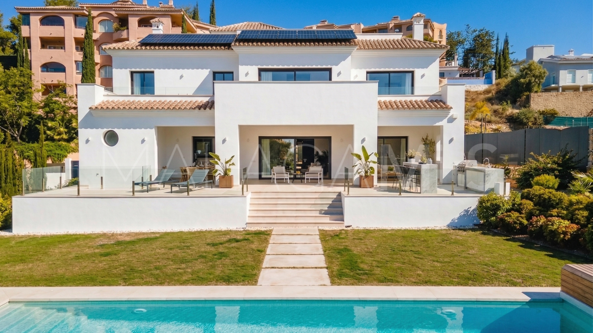 Villa for sale in Elviria