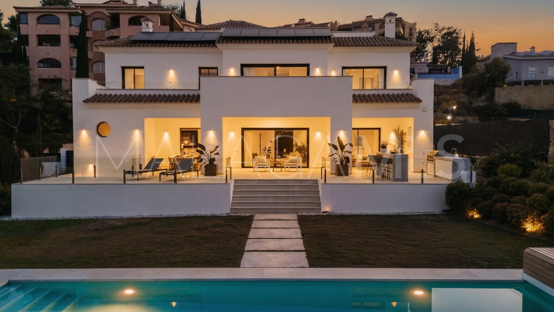 Villa for sale in Elviria