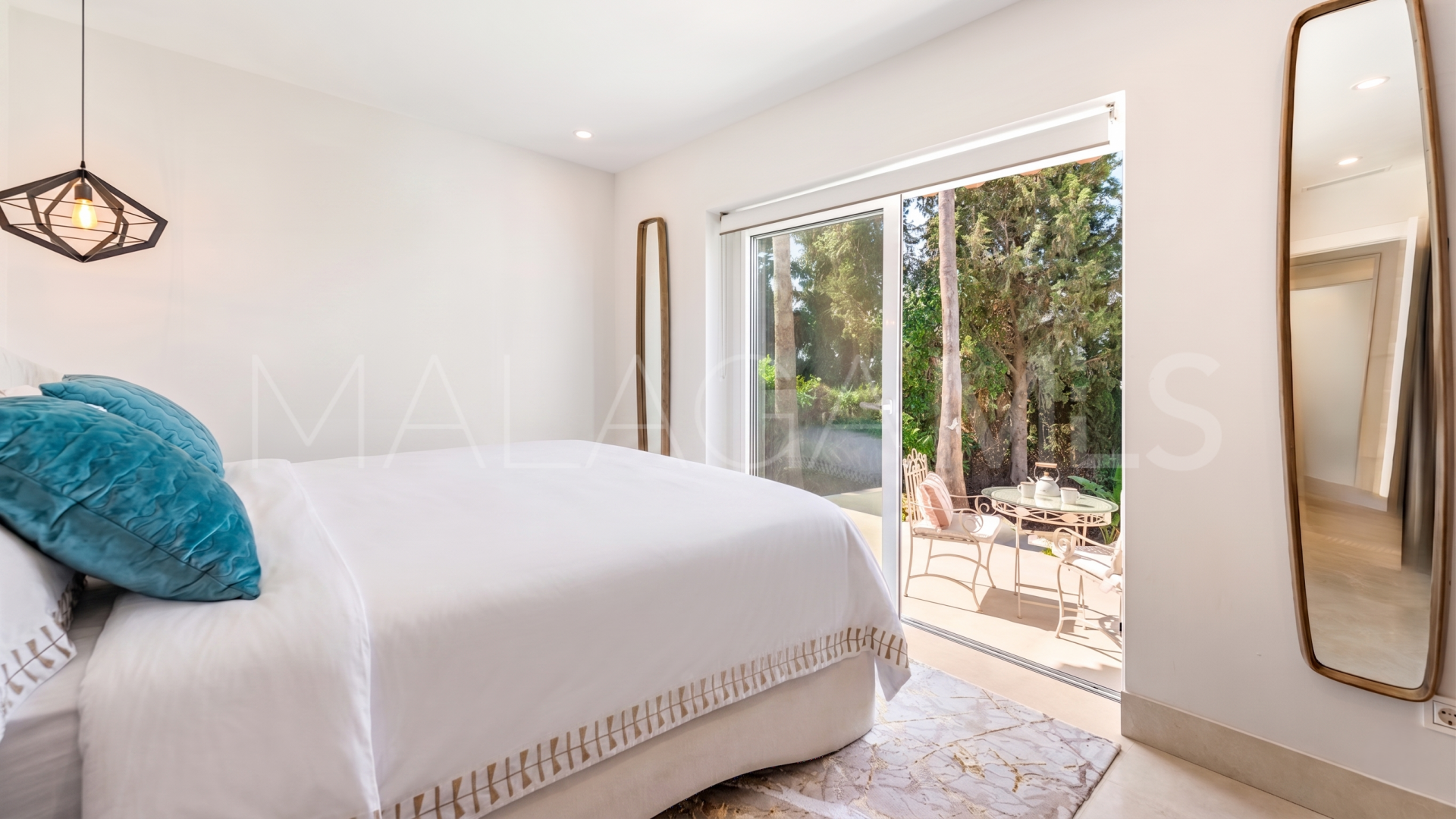 Hus i byn for sale in Elviria