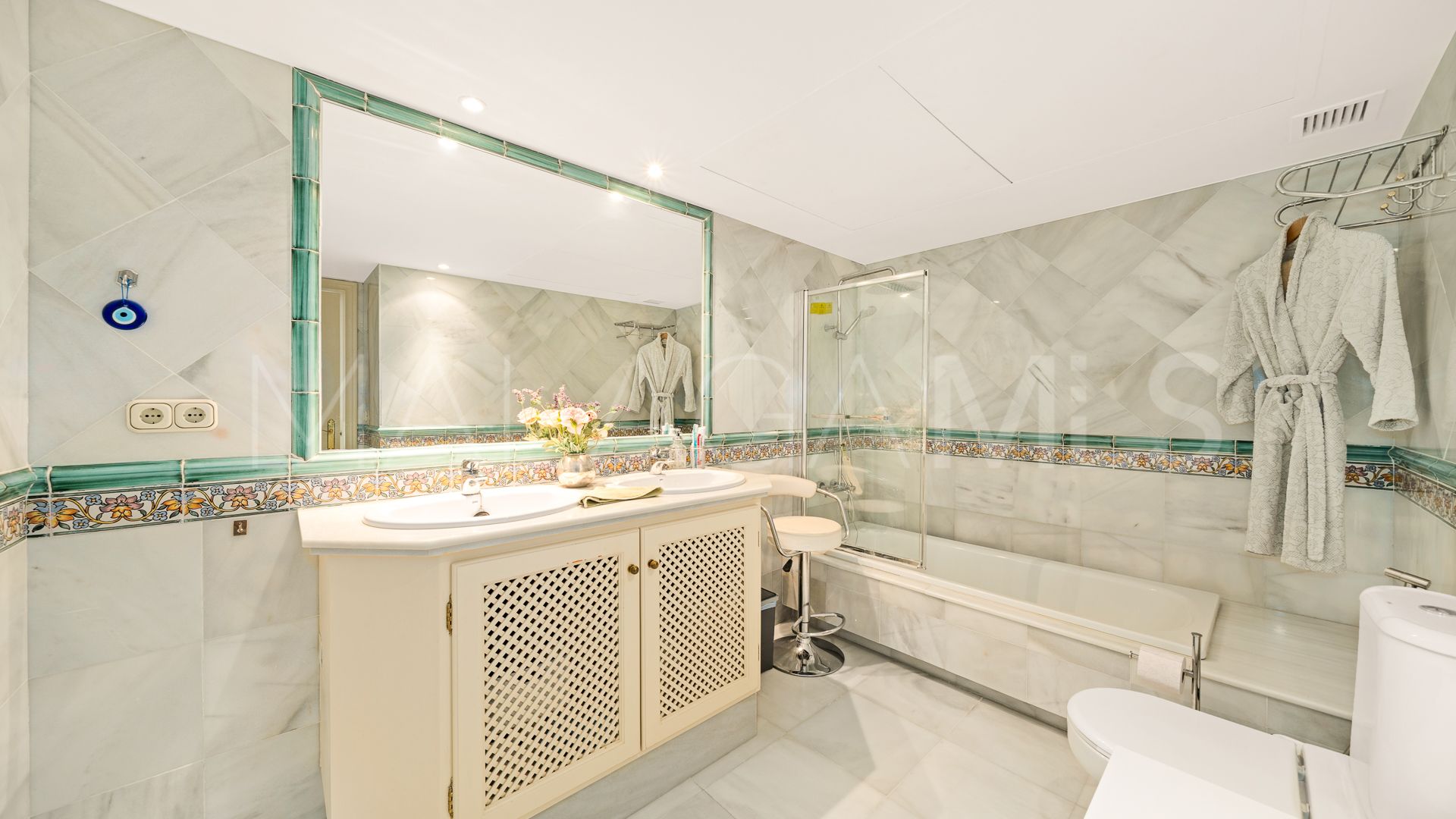 Apartment for sale in Benahavis