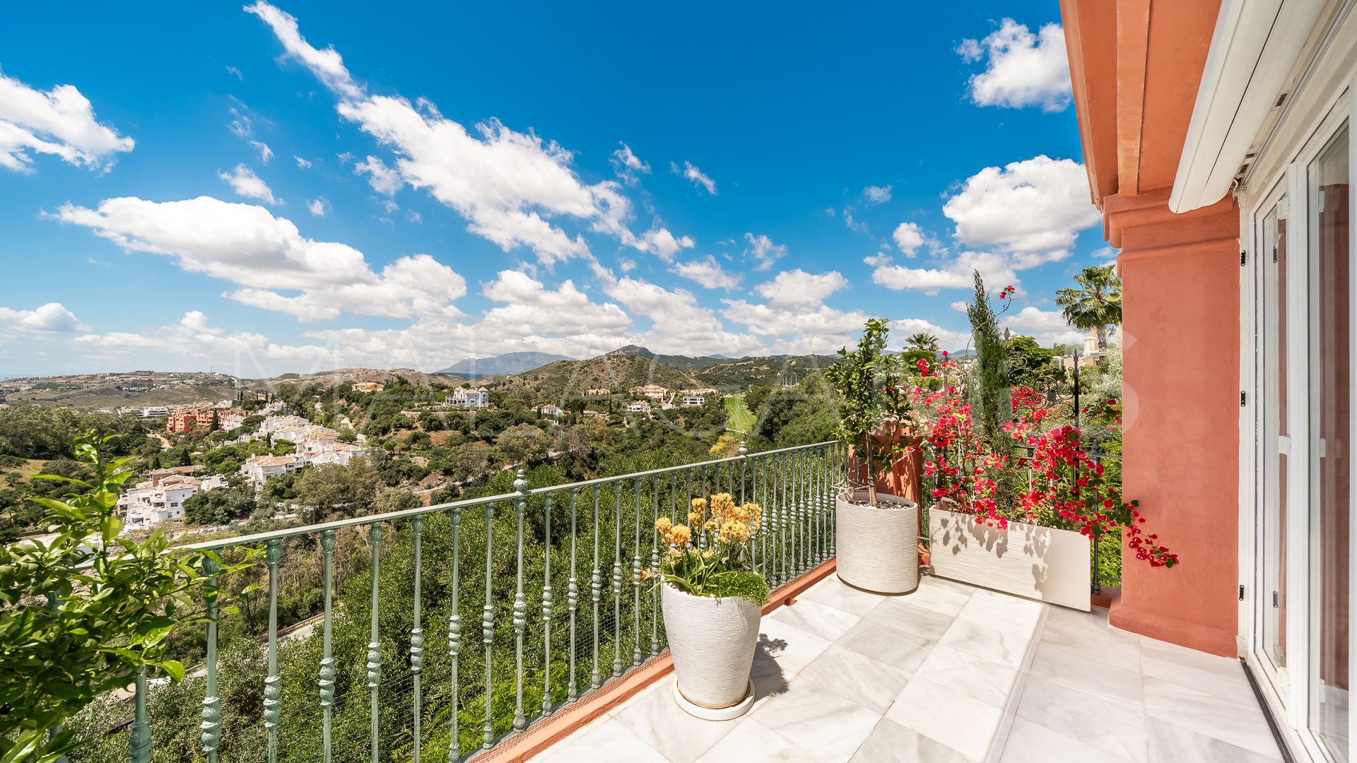 Apartment for sale in Benahavis