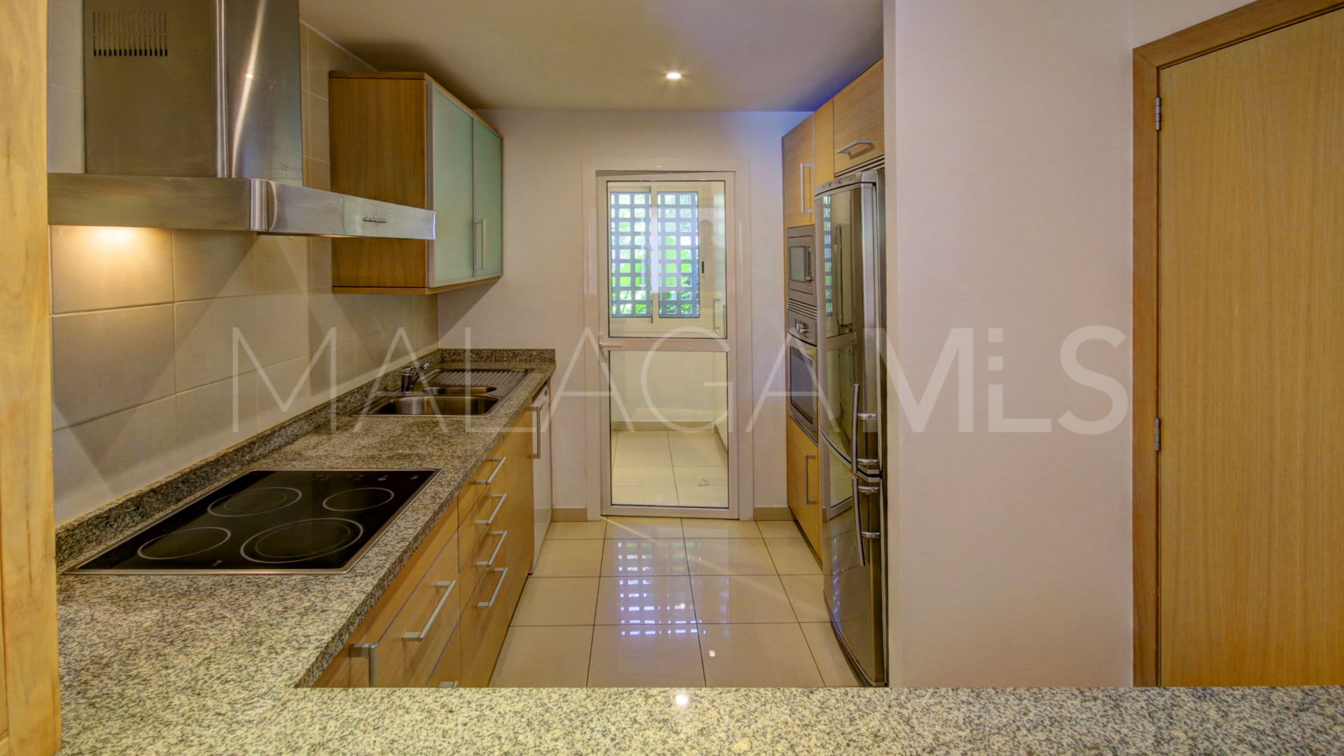 For sale ground floor apartment with 3 bedrooms in Alcazaba Beach