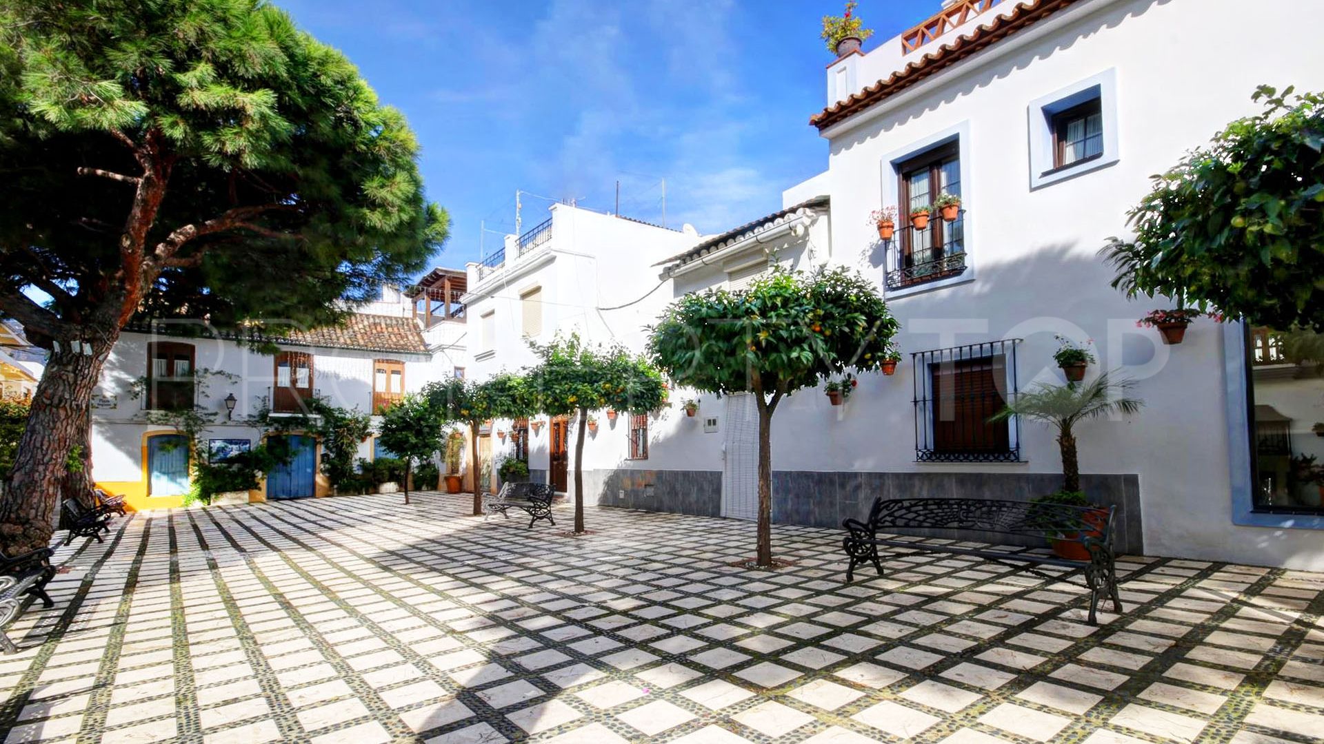 Adosado con 3 dormitorios a la venta en Estepona Casco Antiguo