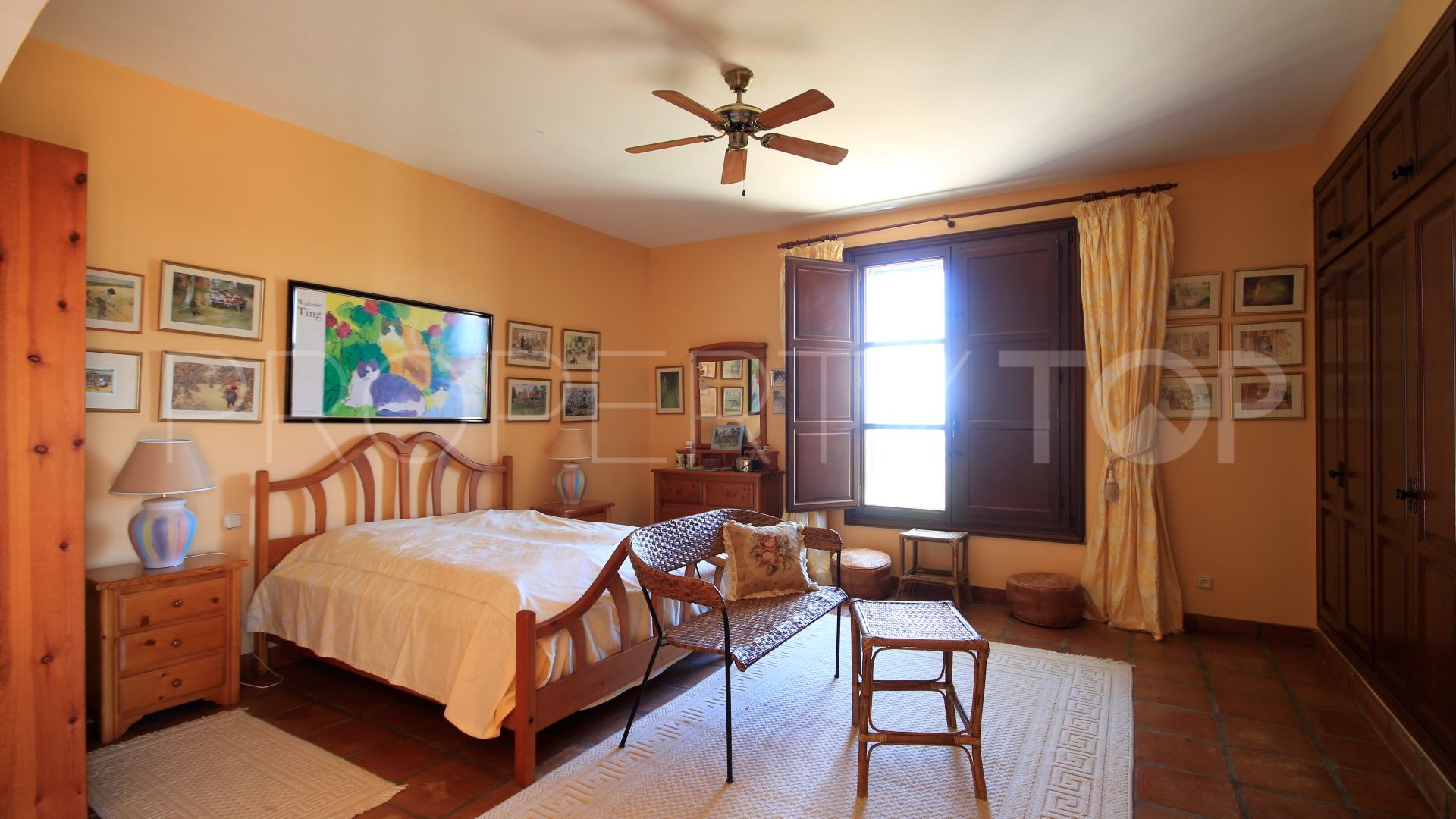 Villa for sale in La Duquesa with 8 bedrooms