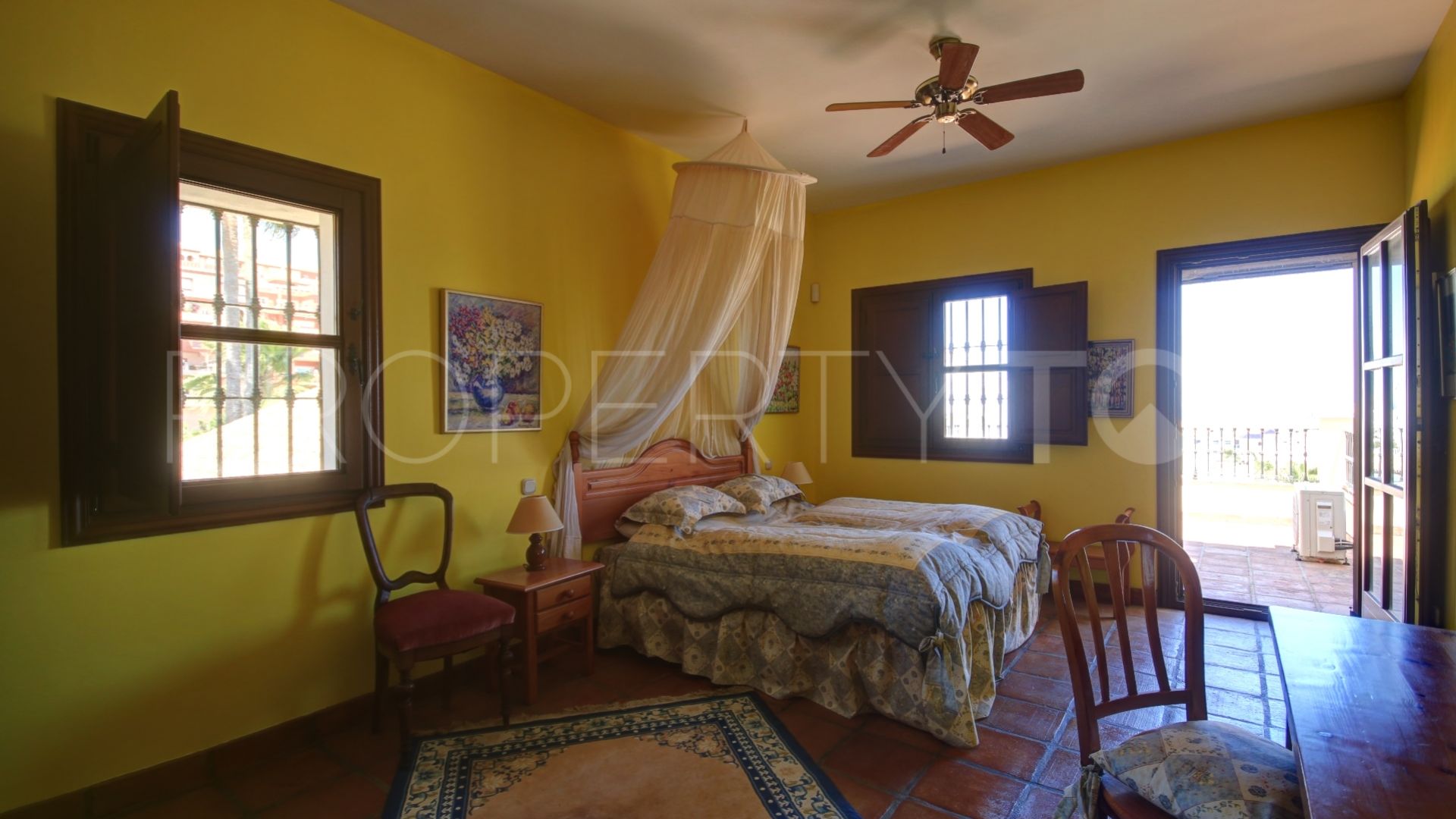 Villa de 8 dormitorios en venta en La Duquesa