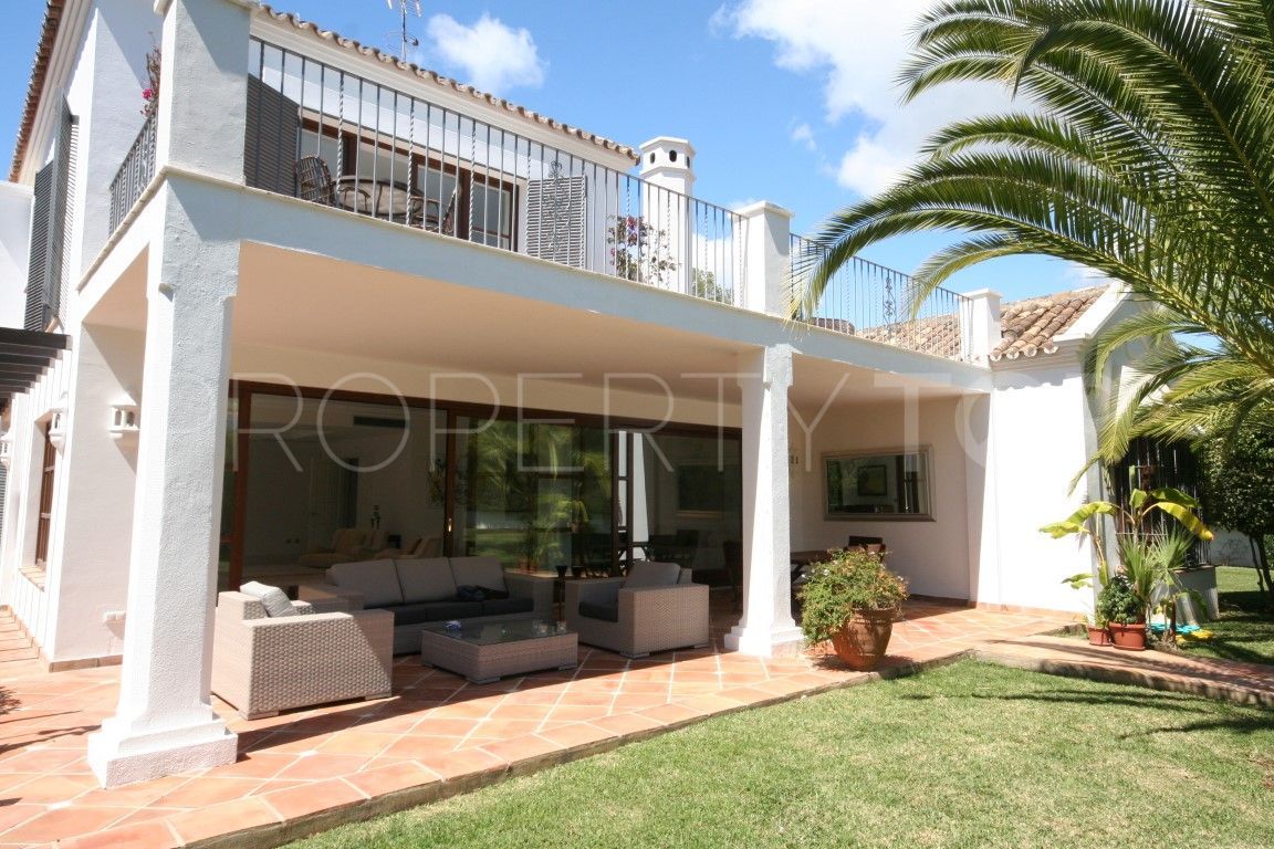 Villa con 6 dormitorios a la venta en Guadalmina Baja