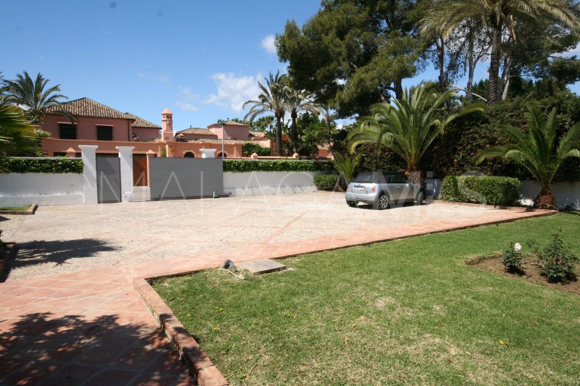 Villa for sale in Guadalmina Baja