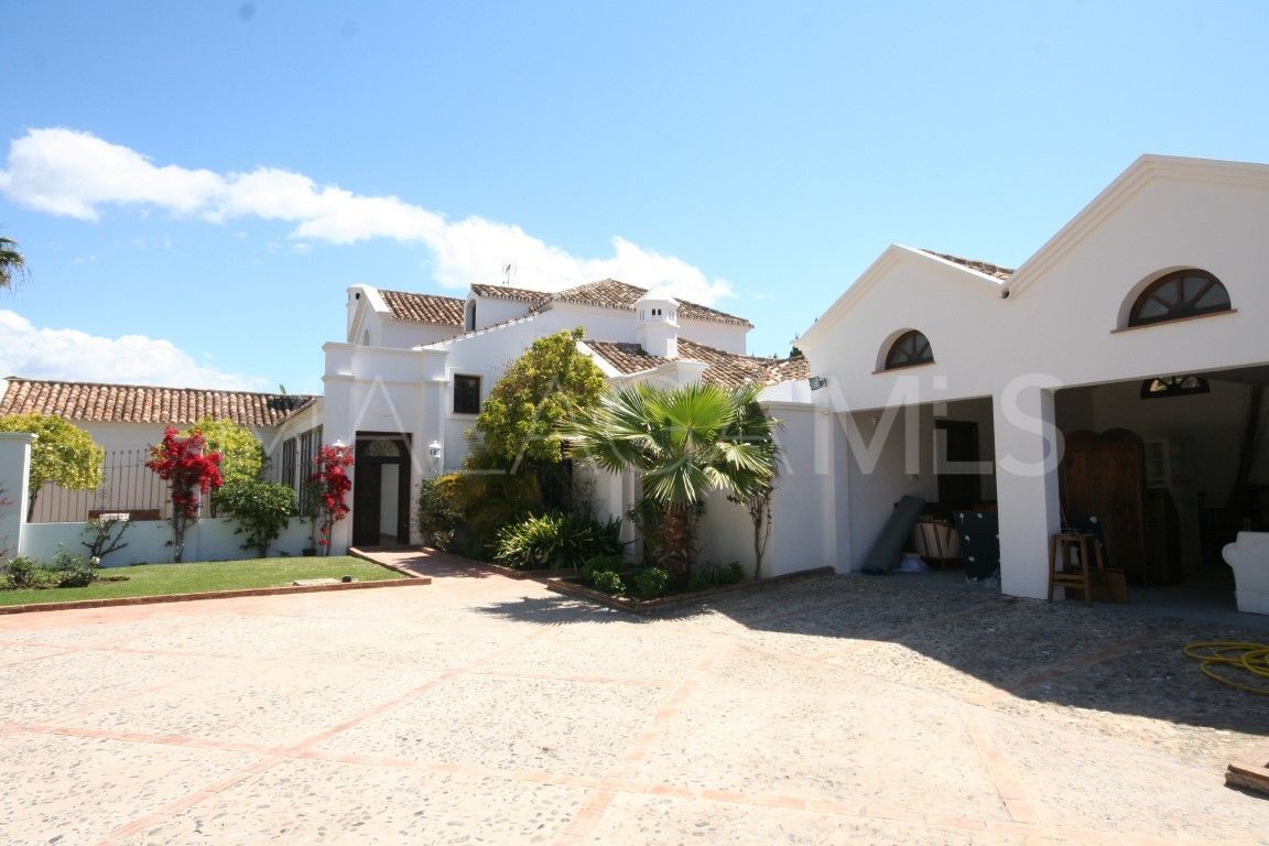 Villa for sale in Guadalmina Baja