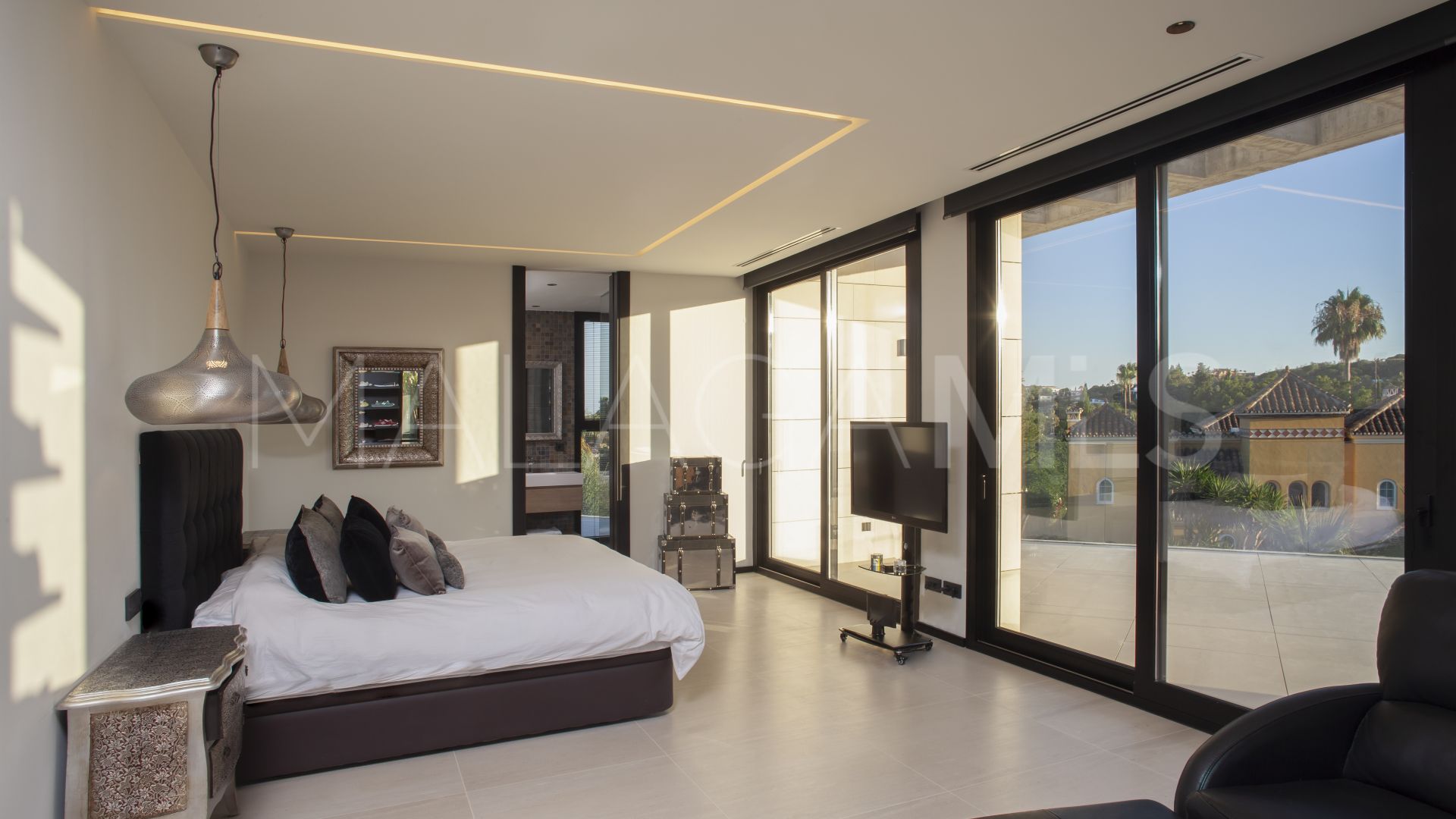 Buy 7 bedrooms villa in Parcelas del Golf