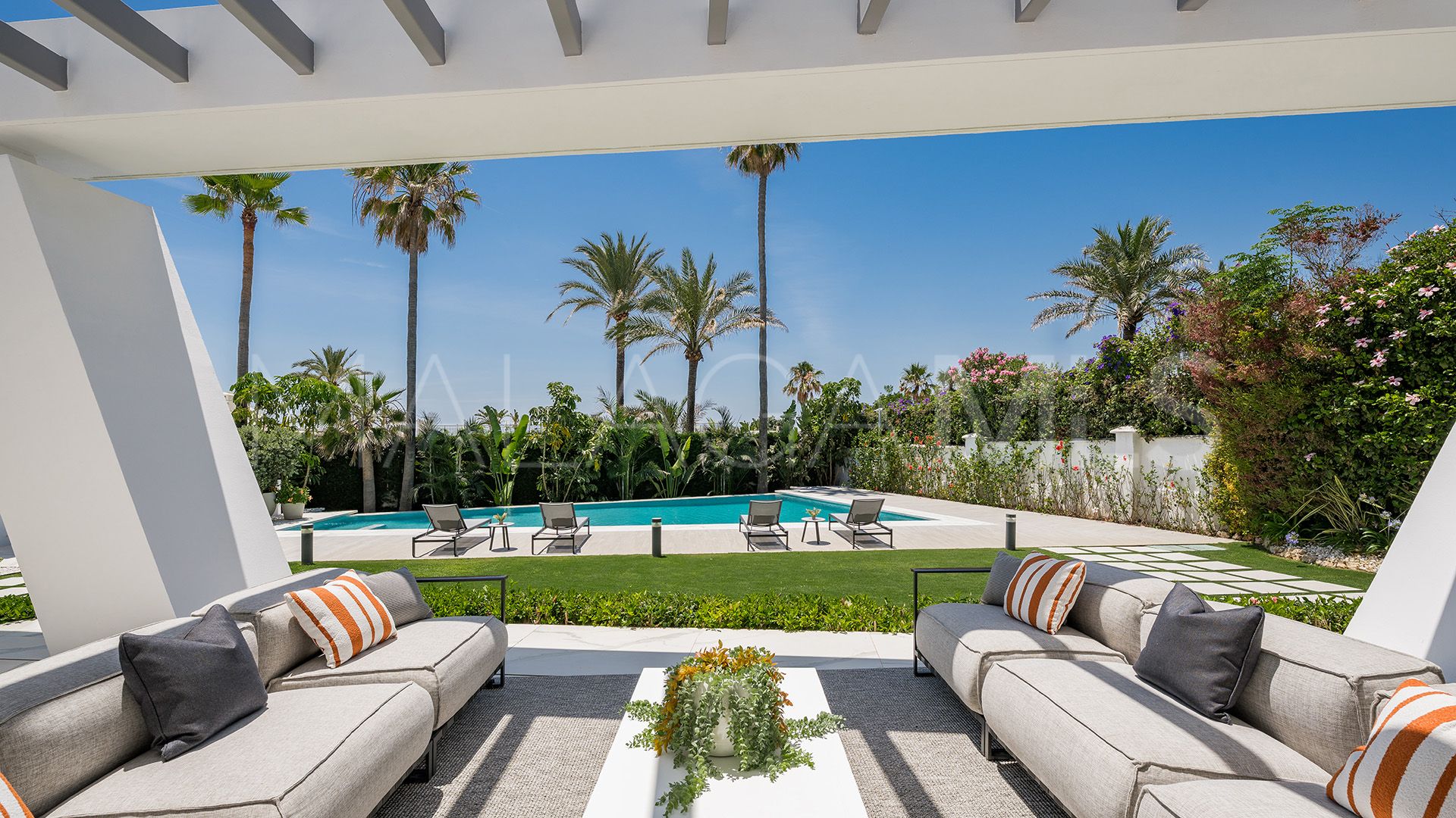 Villa for sale in Los Monteros Playa