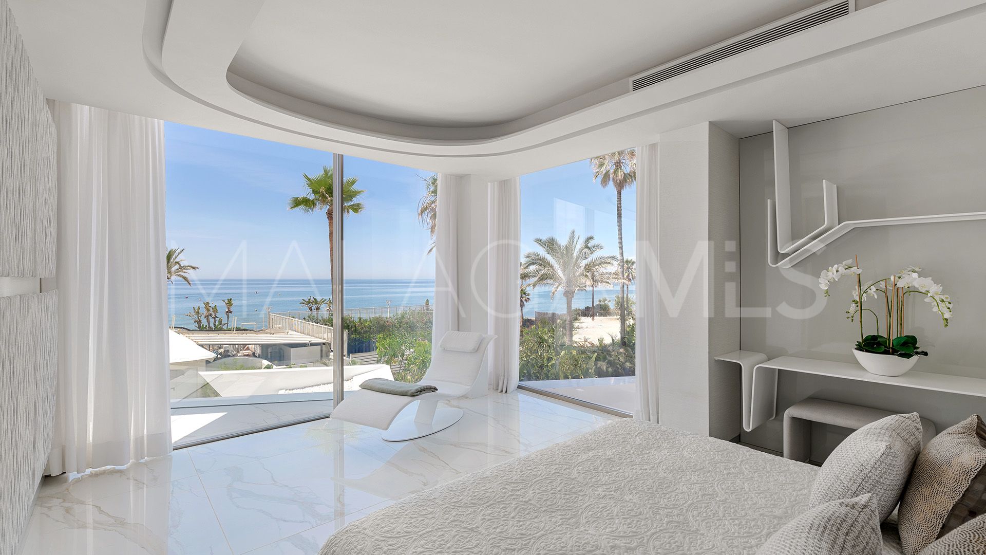 Villa for sale in Los Monteros Playa