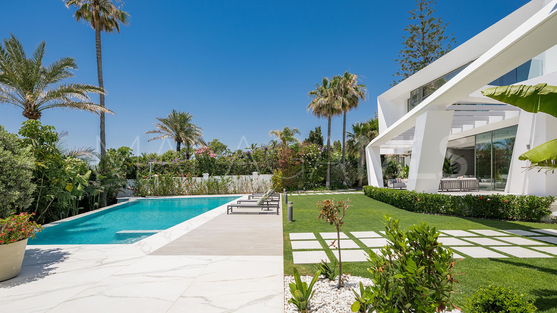 Villa for sale in Los Monteros Playa