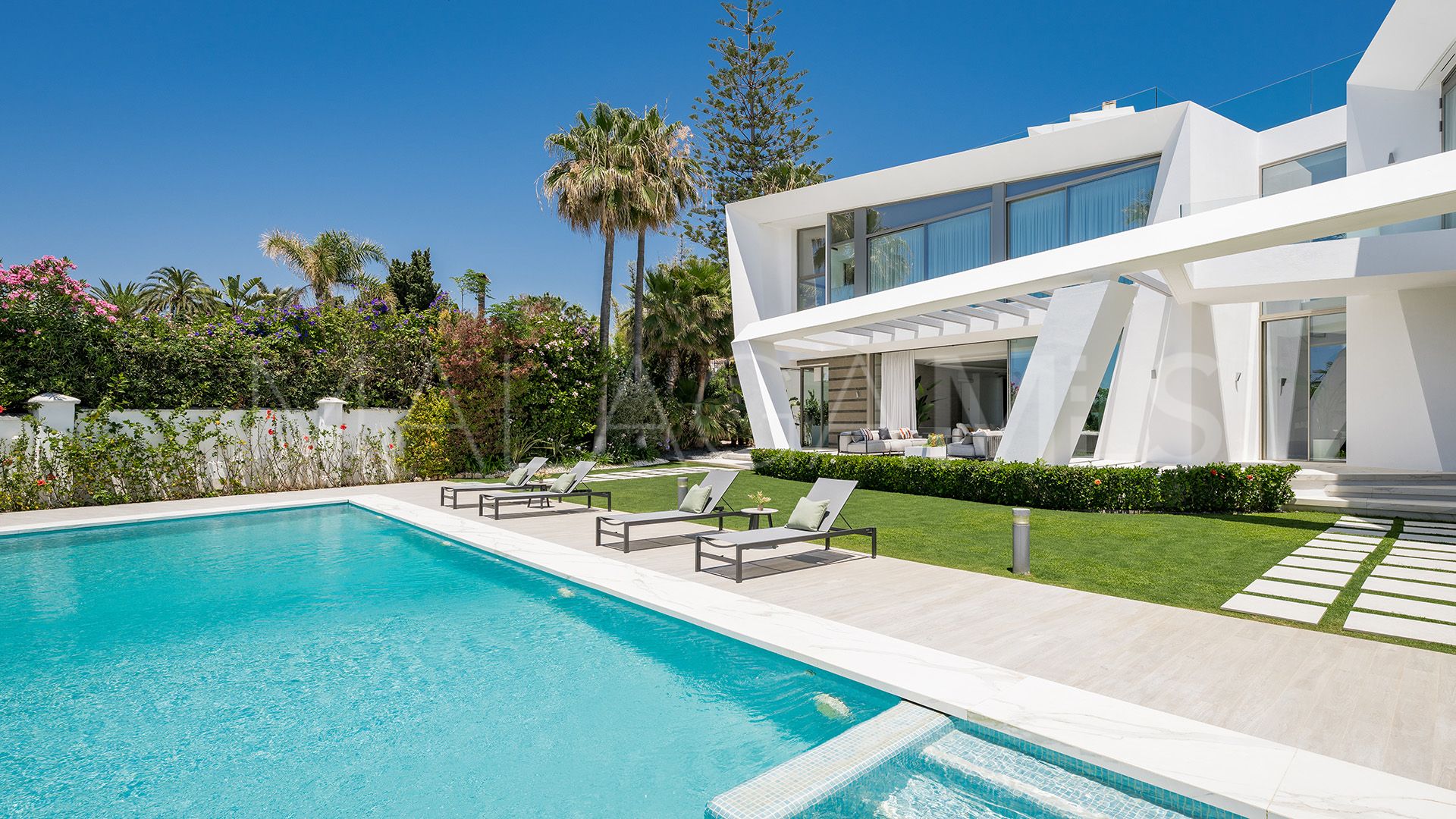 Villa for sale in Los Monteros Playa