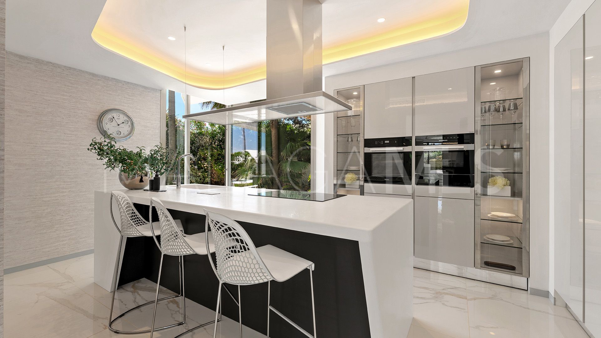 Villa for sale in Los Monteros Playa