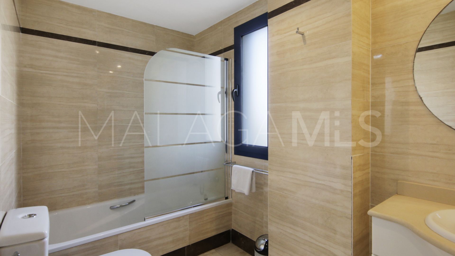 Se vende apartamento in Estepona Centro with 3 bedrooms